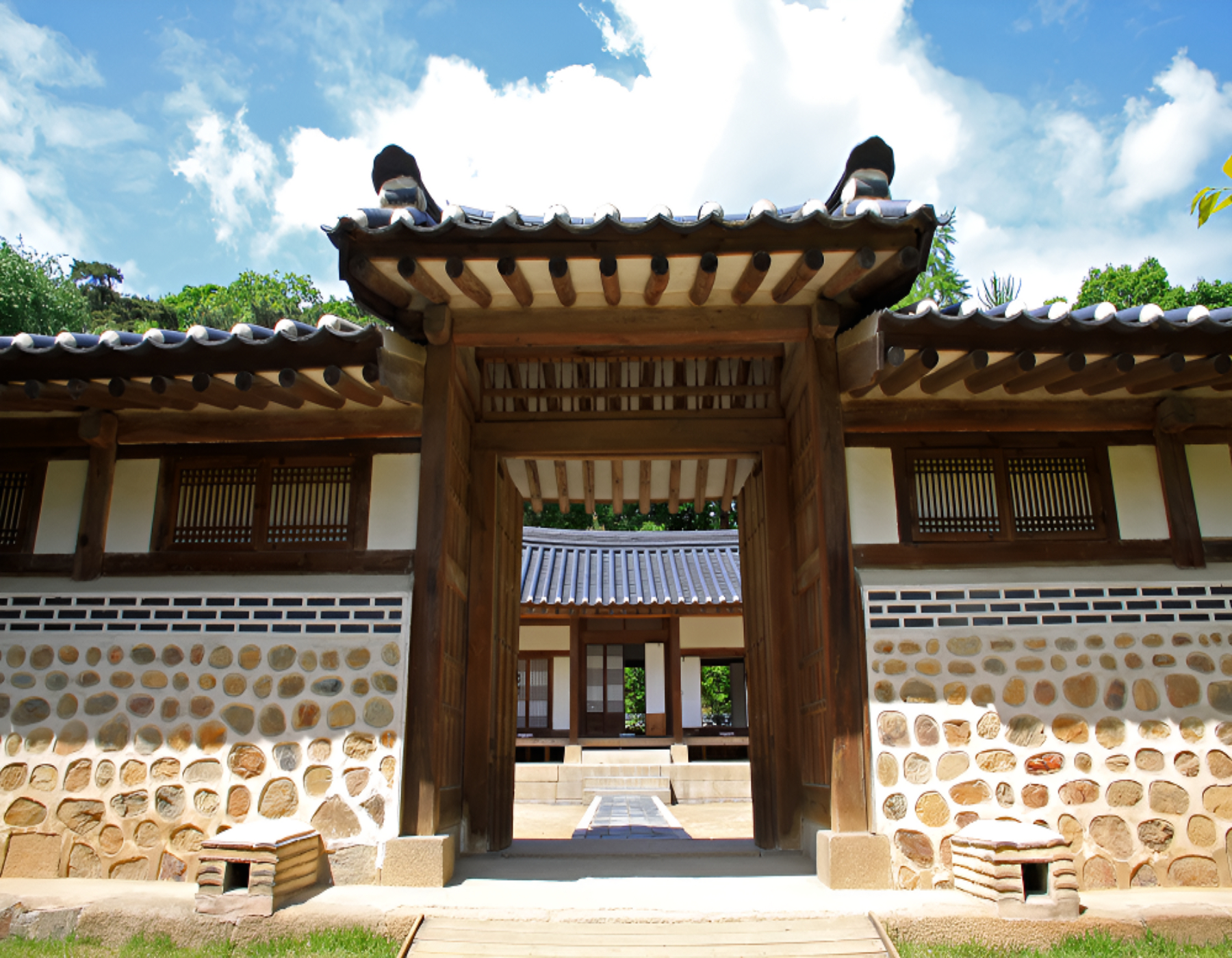 「載實 (Jaesil)」是一座傳統韓屋,讓您在潔淨的石牆與優雅的瓦片屋簷下,盡享韓國之美。 「載實 (Jaesil)」是一座傳統韓屋,讓您在潔淨的石牆與優雅的瓦片屋簷下,盡享韓國之美。