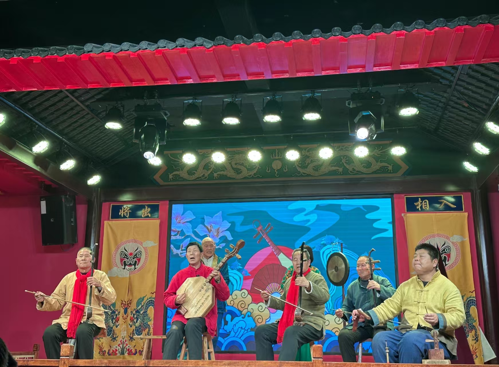 在回民街的菸火旁,你能沉浸式聆聽老腔嘶吼、秦腔繞樑,讓非遺戲曲的魂魄,隨茶香沁入骨髓 在回民街的菸火旁,你能沉浸式聆聽老腔嘶吼、秦腔繞樑,讓非遺戲曲的魂魄,隨茶香沁入骨髓