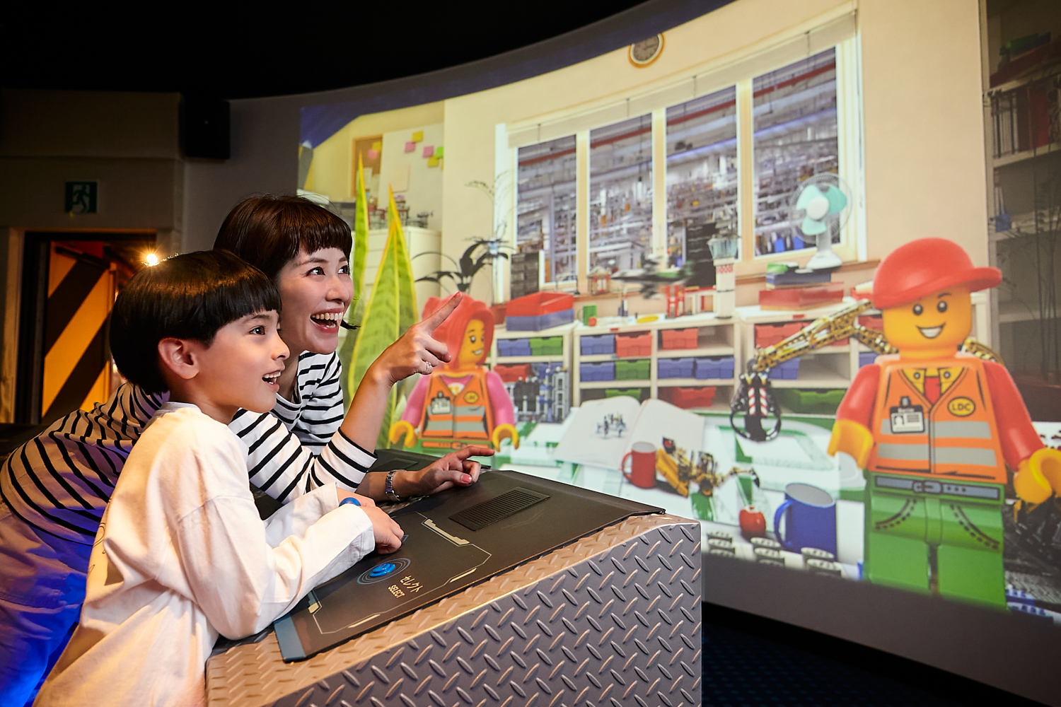 樂高工廠互動式螢幕按鈕，兒童可自行操控，趣味十足