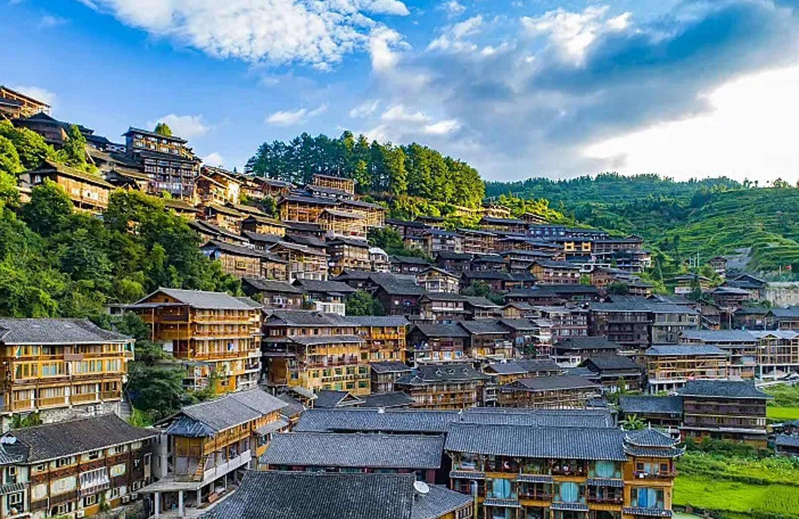 西江千戶苗寨，由10餘個依山而建的自然村寨相連成 ，被號稱為中國乃至全世界最大的苗族聚居村寨