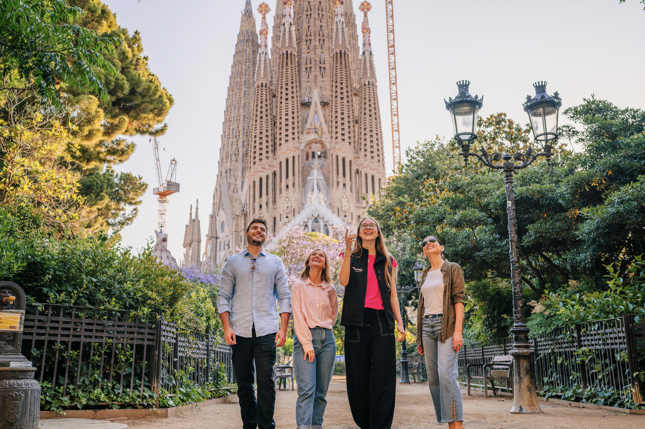 Start your experience with a guided walk from the meeting point to the Sagrada Familia, strolling through the streets of the Eixample district. Along the way, your guide will share fascinating insights and curiosities about the neighborhood and the city o