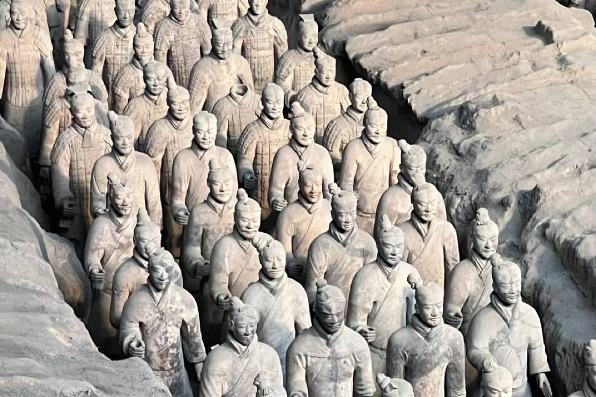 第三天，您只需在約定時間前往飯店大廳等候，便能與專業導遊順利會合。這位導遊不僅熟稔西安每一處歷史遺蹟的來龍去脈，更對當地文化有著深刻的理解與獨到的解讀。
會合後，您將乘坐舒適的專屬車輛，向著舉世聞名的秦始皇兵馬俑博物館進發。途中，導遊會用生動鮮活的語言，為您梳理西安的歷史變遷 —— 從周秦漢唐的輝煌過往，到如今充滿菸火氣的現代都市；分享當地獨特的文化習俗，以及百姓日常裡的市井風情。若您心中有任何疑惑，無論是對某段歷史事件的好奇，還是對當地特色小吃、民俗的詢問，都可隨時提出，導遊會熱情細緻地為您一一解答。