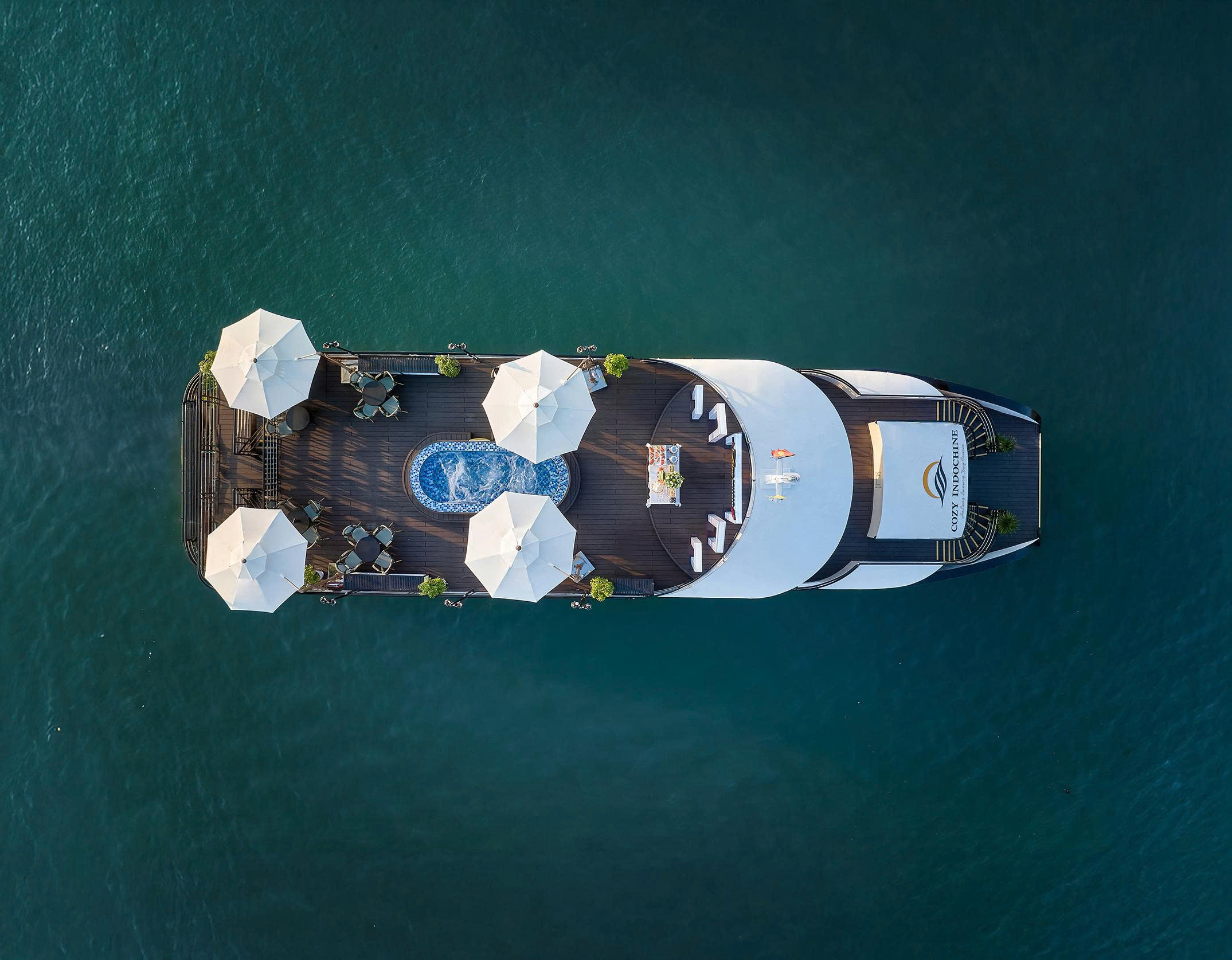 從Cozy Indochine Cruise頂部俯瞰下龍灣,景色令人歎為觀止 從Cozy Indochine Cruise頂部俯瞰下龍灣,景色令人歎為觀止