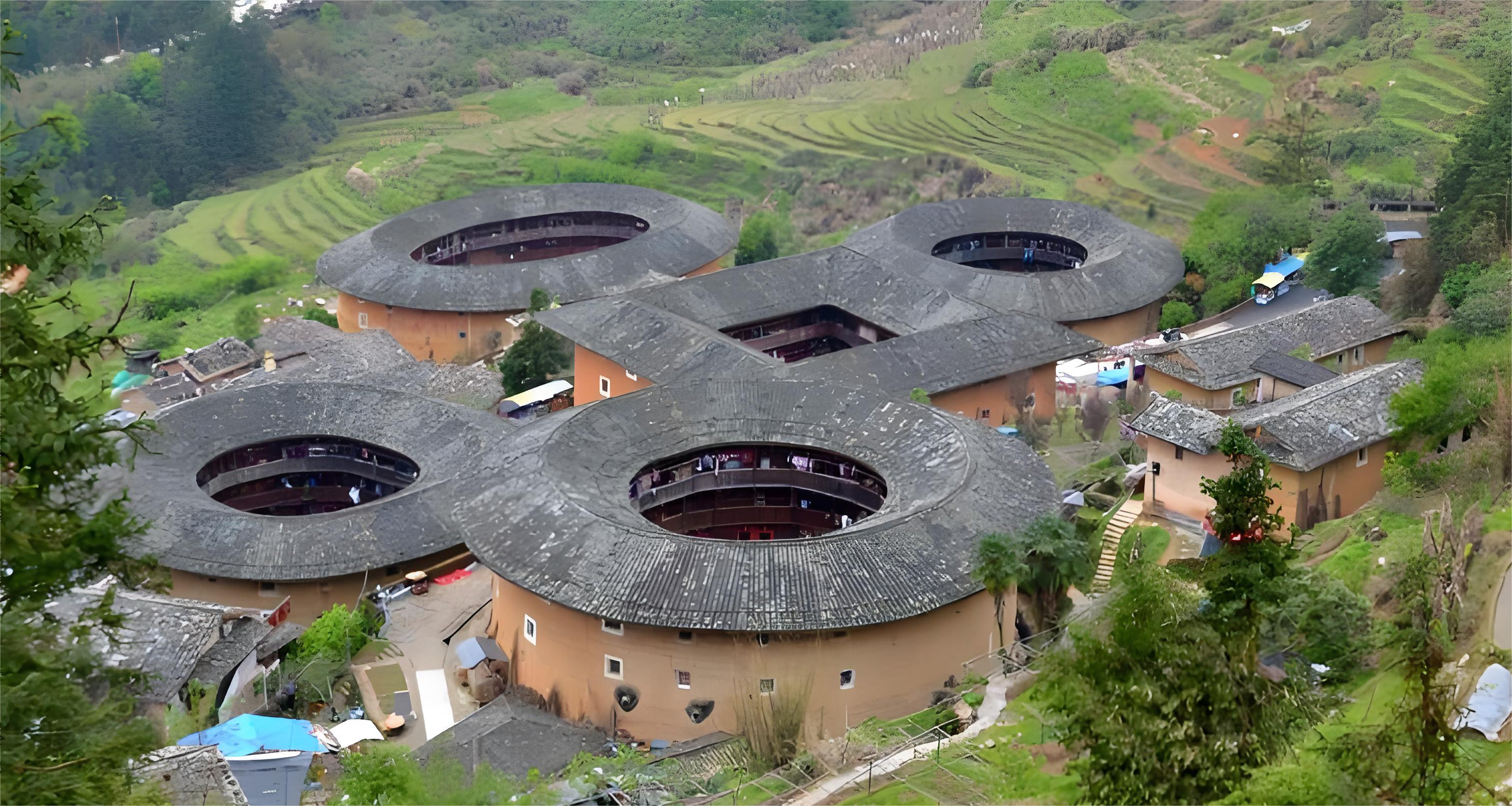 田螺坑土樓群以"四菜一湯"的獨特佈局聞名,五座土樓依山勢錯落構築,方樓居中、四座圓樓環繞,宛如自然與人文交融的幾何詩篇。 田螺坑土樓群以"四菜一湯"的獨特佈局聞名,五座土樓依山勢錯落構築,方樓居中、四座圓樓環繞,宛如自然與人文交融的幾何詩篇。