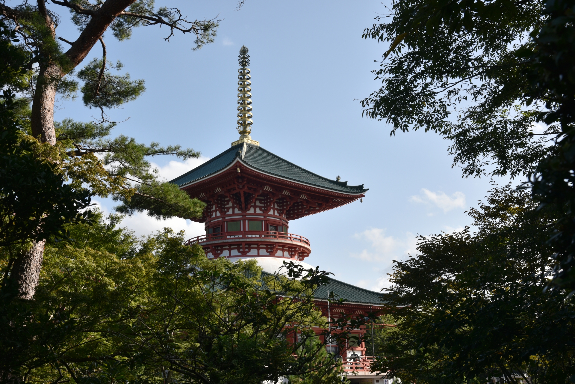 The grand wooden architecture is also magnificent. If you have time in Narita, please come and see it.