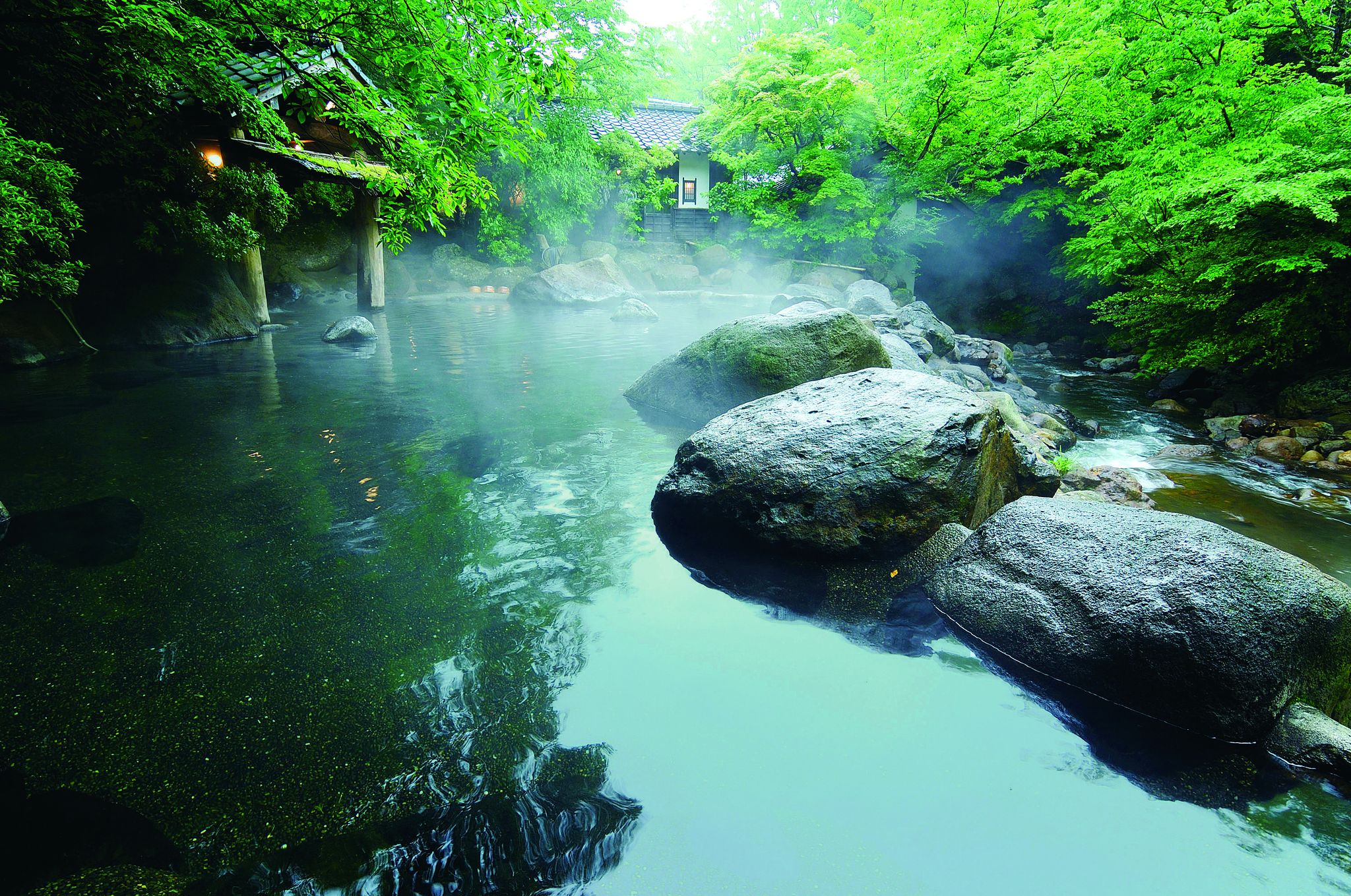 隱身山林的秘湯小鎮,傳統木屋與露天湯池交織,展現純樸又迷人的日式溫泉風情。入浴費用依各旅館而異,約為500~800日圓/人。入場前請於櫃台支付費用,部分旅館僅收現金。 隱身山林的秘湯小鎮,傳統木屋與露天湯池交織,展現純樸又迷人的日式溫泉風情。入浴費用依各旅館而異,約為500~800日圓/人。入場前請於櫃台支付費用,部分旅館僅收現金。