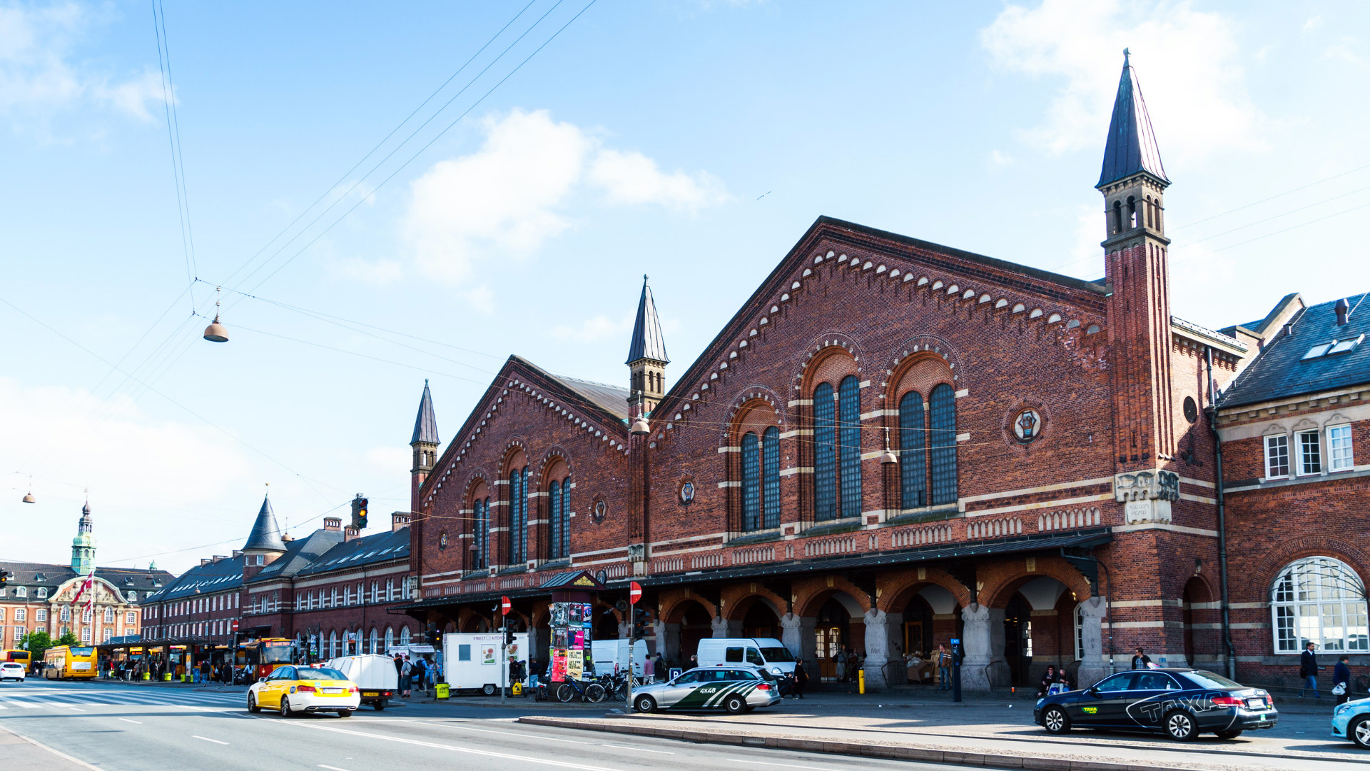 哥本哈根中央車站是個充滿活力的樞紐，融合了歷史悠久的建築與現代化的便利設施，是通往丹麥 (Denmark) 充滿活力的首都中心的門戶。