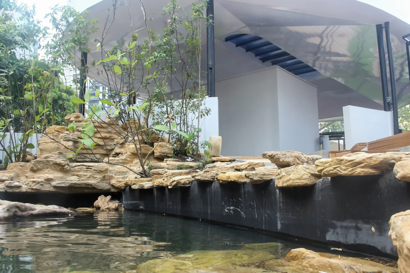 靜謐水景搭配茂盛植栽，在城市環境中打造一片自然綠洲