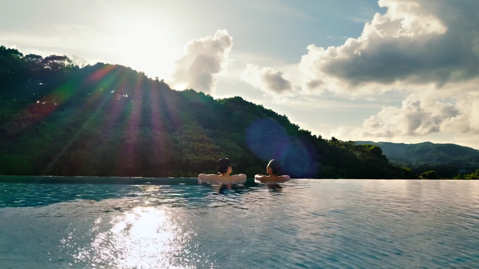 【SPA JUNGLIA】Immerse yourself in the spectacular view, the luxury of the tropical forest and the setting sun.