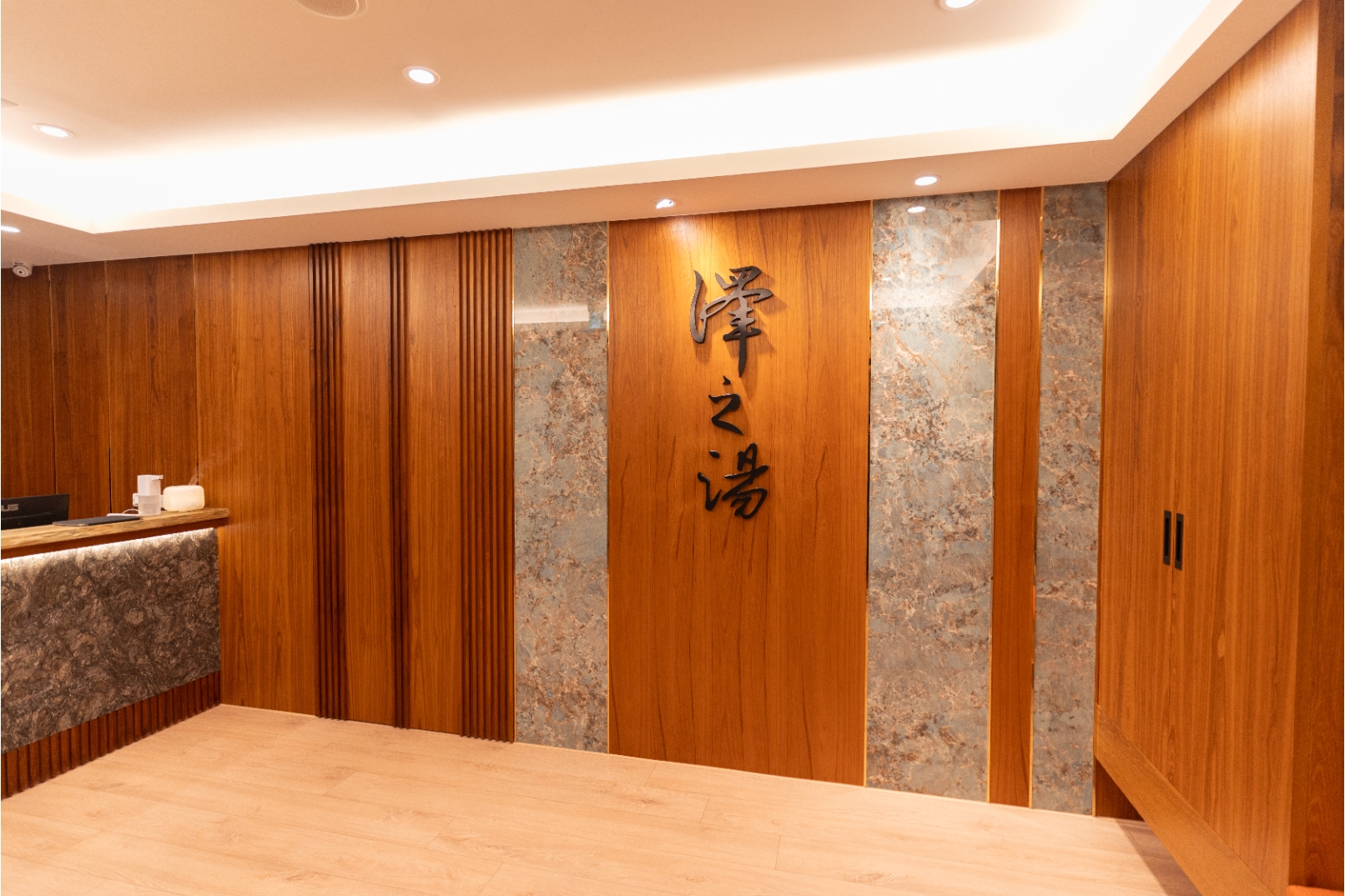 步入澤之湯的大廳，映入眼簾的是一片原木打造的空間，採用大量頂級檜木，創造出自然氣息