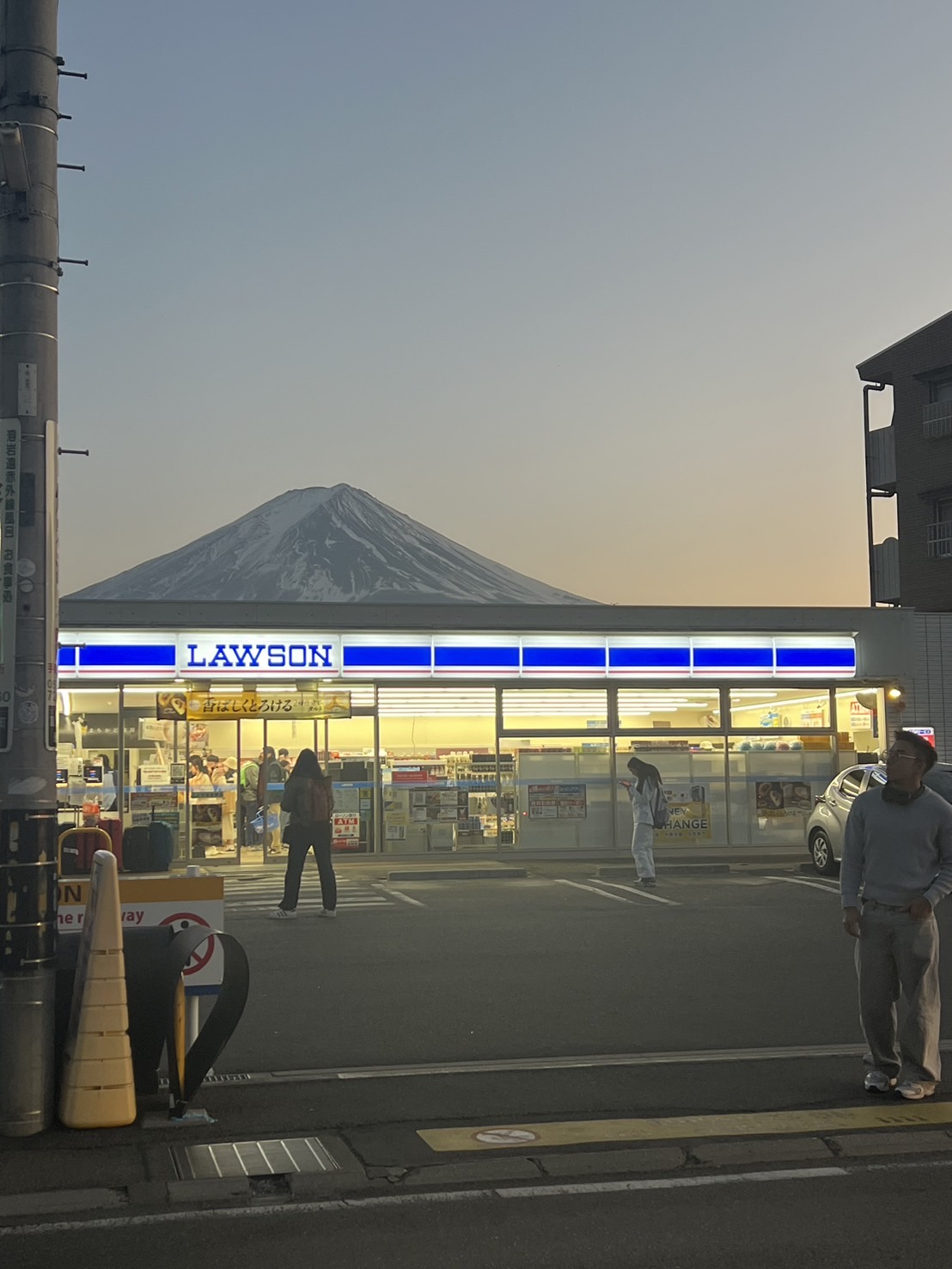 【富士山羅森便利店打卡及雙湖一日遊】 -富士山洞窟鳴澤冰穴, 河口湖，山中湖(上野或新宿出發  午餐可選神戶牛肉涮涮鍋定食)