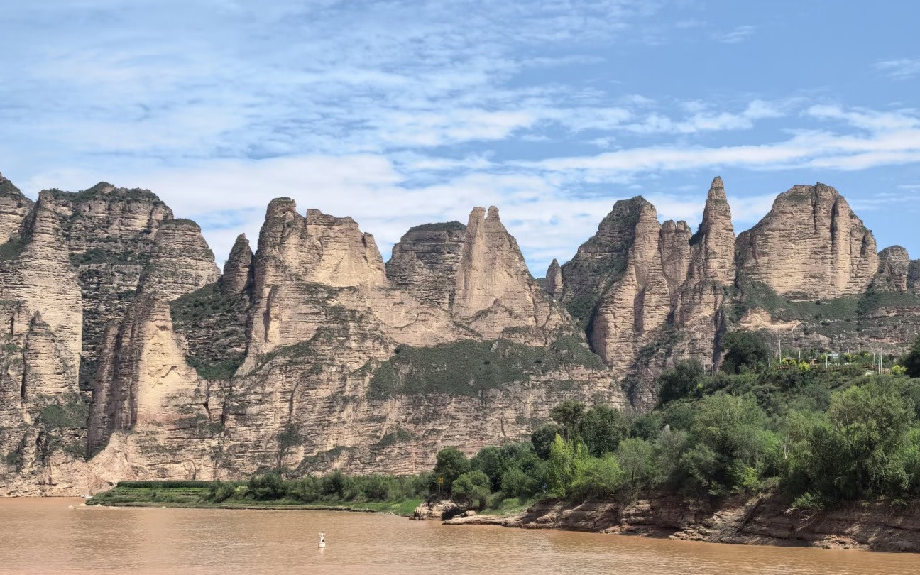 One-day chartered tour from Lanzhou: Viewing platform at the confluence of the Yellow and Tao Rivers + Bingling Temple + Ink Wash Danxia Landform