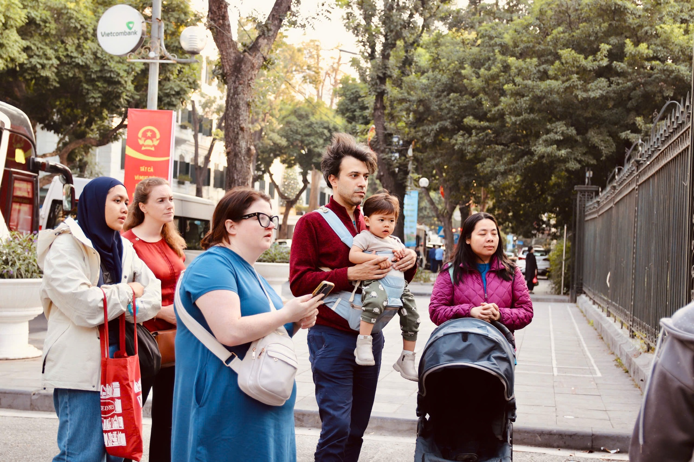 我們將繼續前往優雅的 Sofitel Legend Metropole 河內地區，這裡充滿了生動的故事，所有問題都受到歡迎——這與其說是一場旅行，不如說是一場對話。