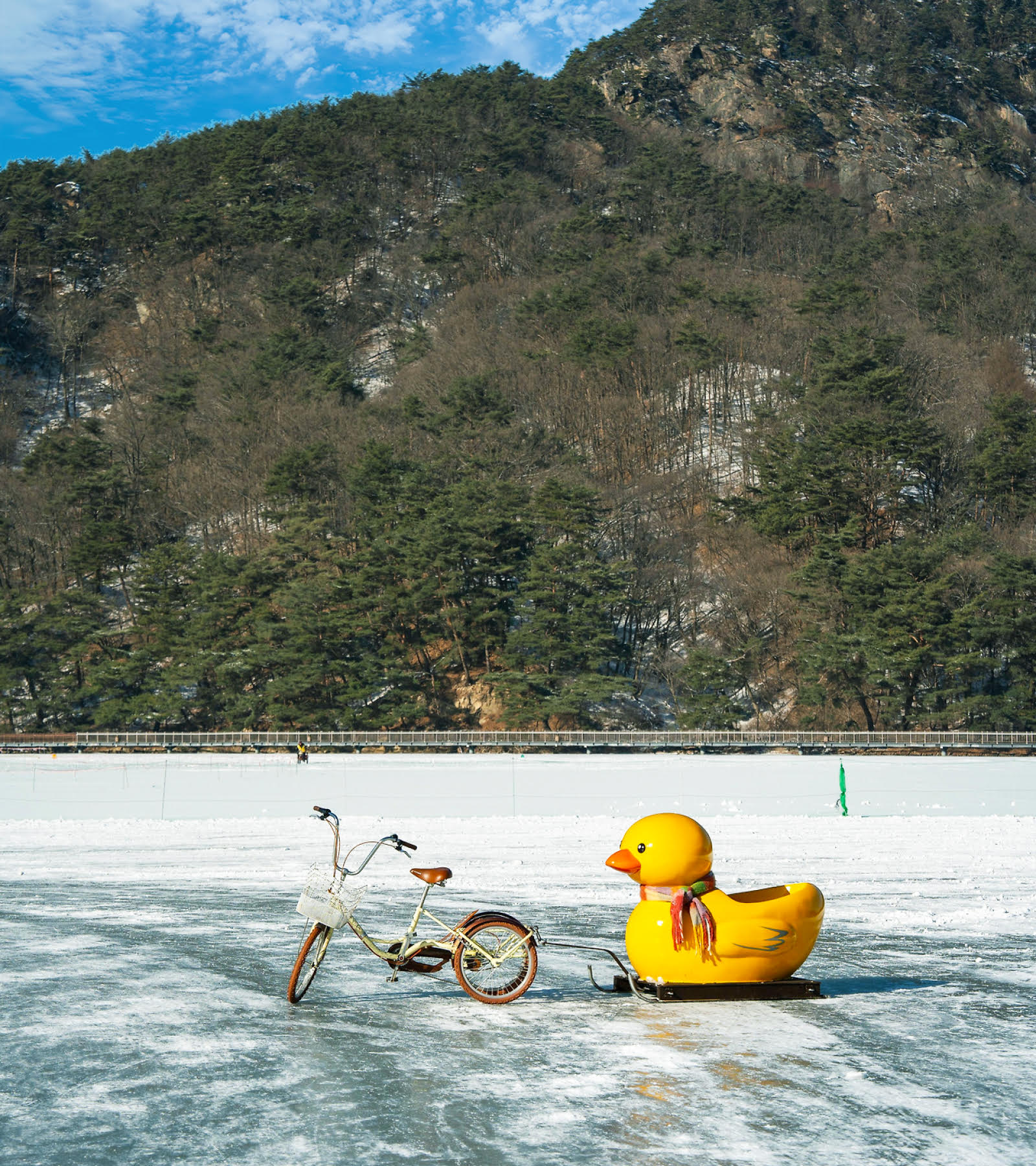 Sanjeong Lake 雪橇節 是京畿道抱川最具代表性的冬季慶典。每年湖面結冰後,整個湖區化身為大型冬季遊樂場,提供多種安全又有趣的雪橇與冰上活動! Sanjeong Lake 雪橇節 是京畿道抱川最具代表性的冬季慶典。每年湖面結冰後,整個湖區化身為大型冬季遊樂場,提供多種安全又有趣的雪橇與冰上活動!