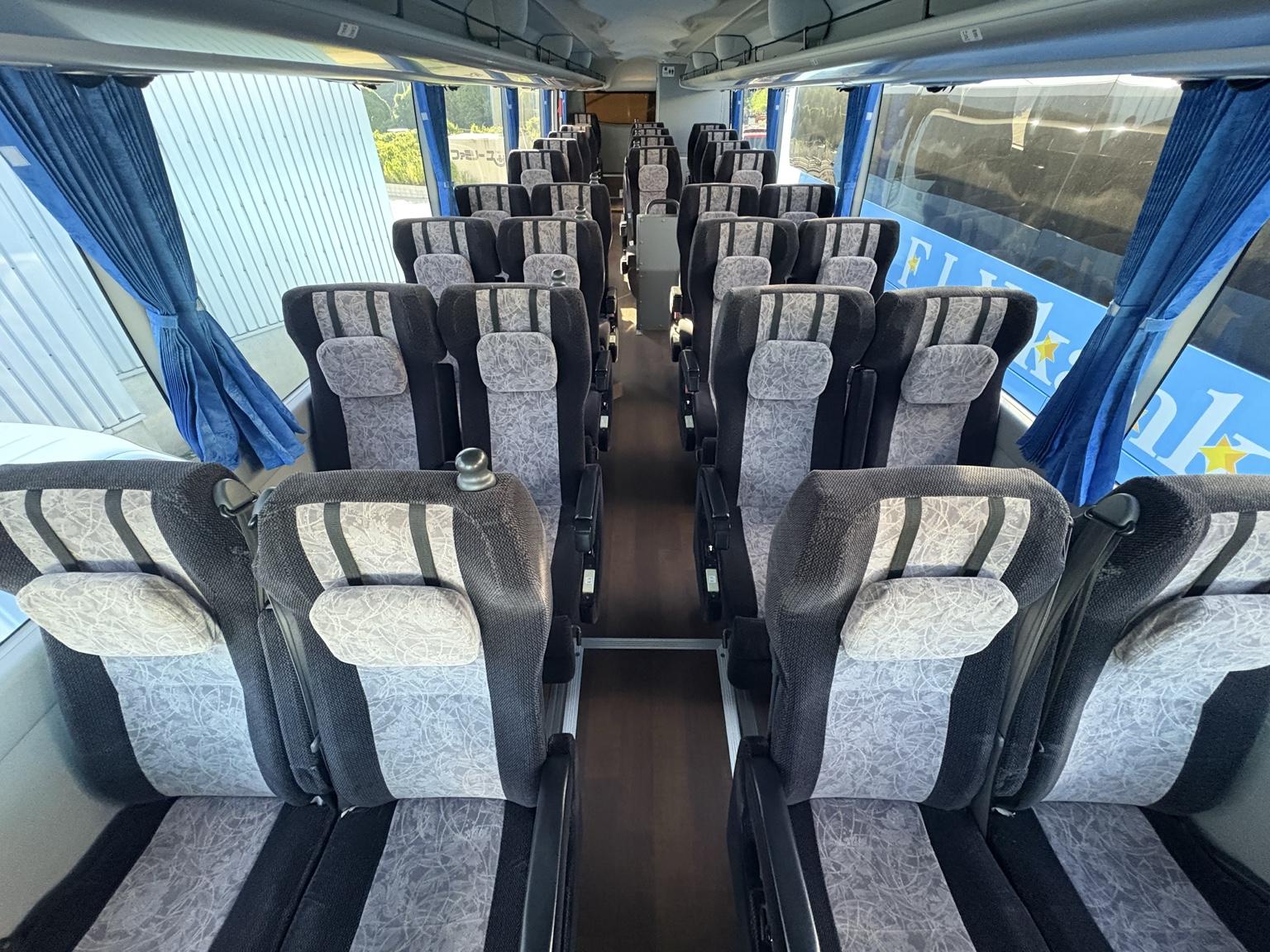 28座車豪華旅遊巴 最大空間！
椅背角度可調節，配備座位調節按鈕