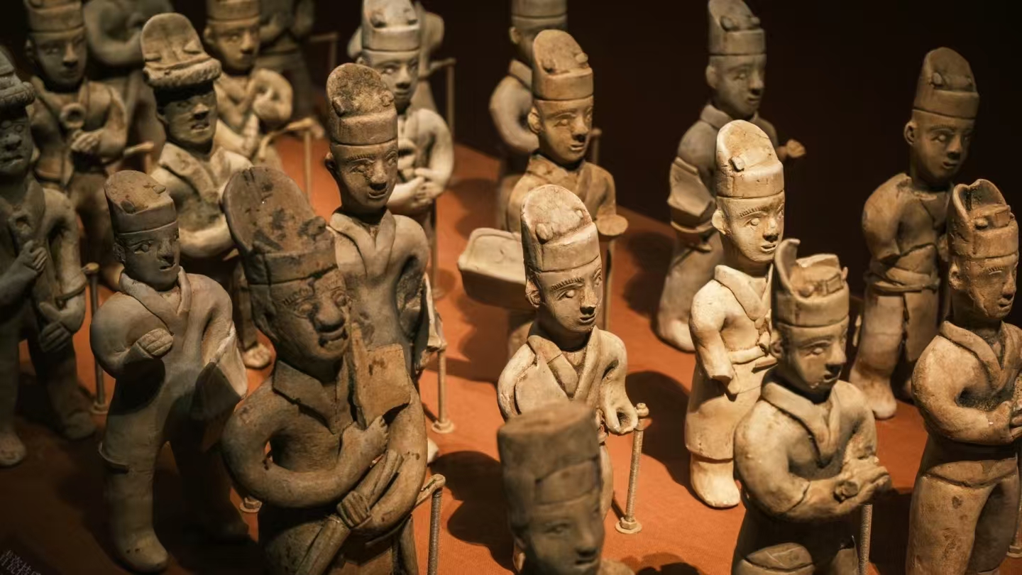 The Hunan Provincial Museum is a comprehensive museum integrating history, art, and culture, and is particularly famous for its display of the Han Dynasty tombs at Mawang堆. It is known as one of the world's top ten ancient tomb treasures. More than 3,000 