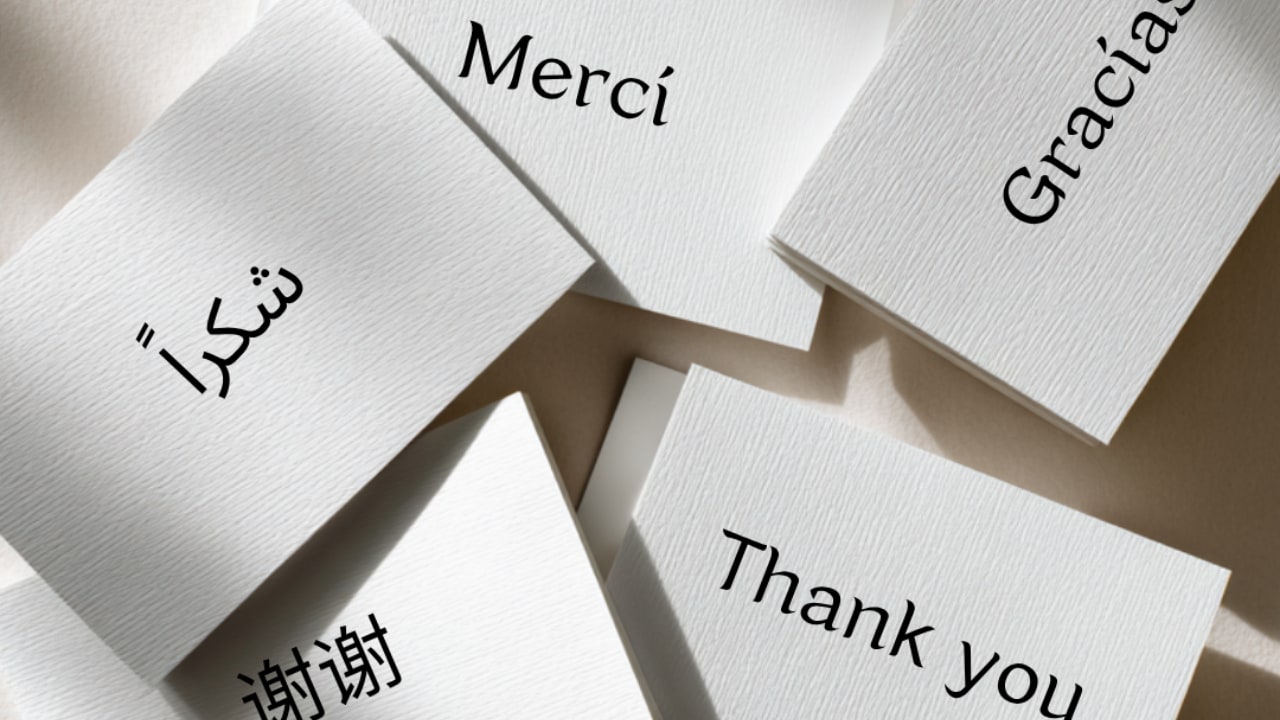 如果您不會說韓語，也無需擔心。
我們護理的每一步都配有多語言指南卡，讓您在整個體驗過程中倍感安心。