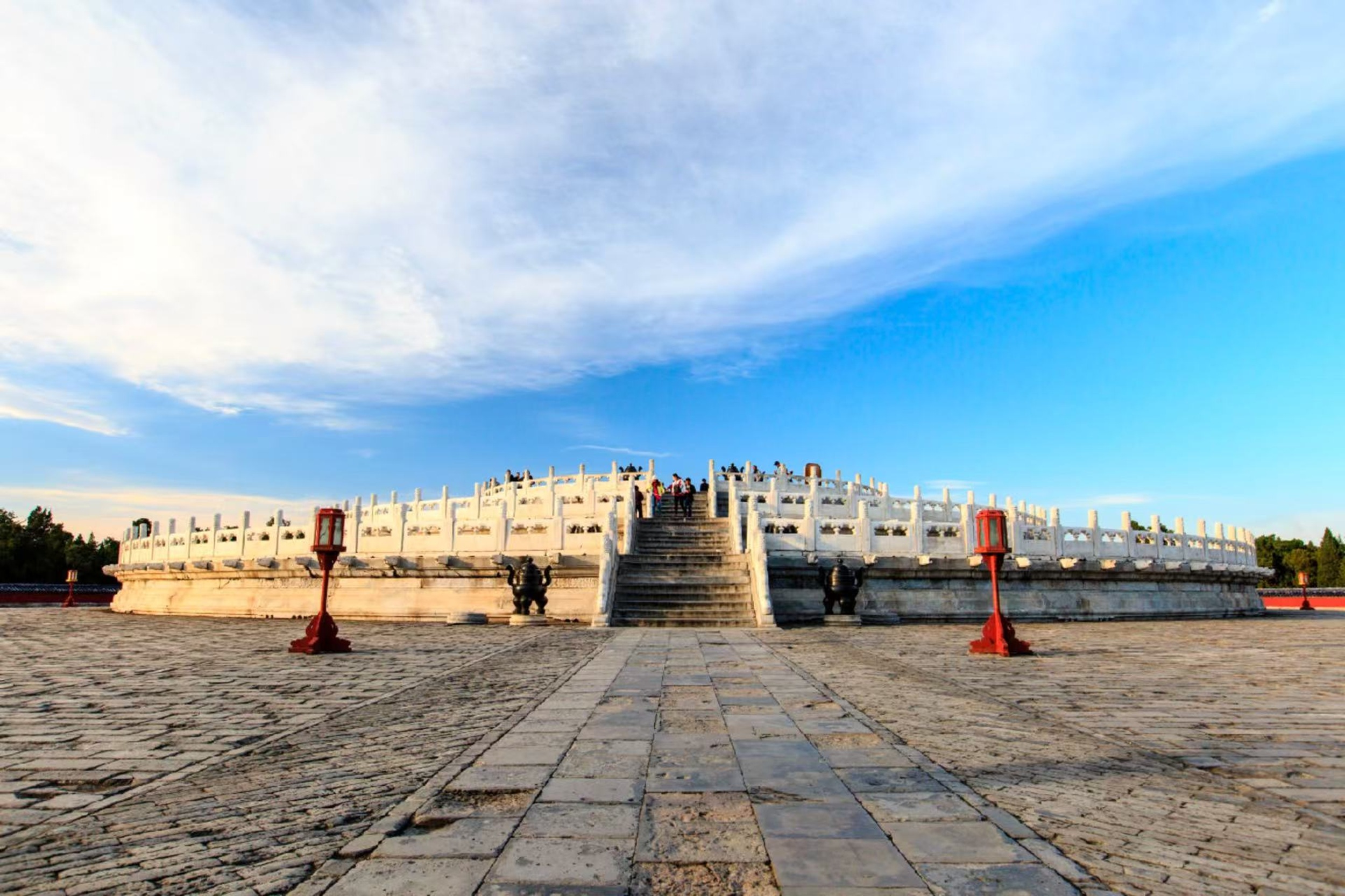 繞著三層圓形的圜丘壇漫步，瞭解古代豐富的祭天文化