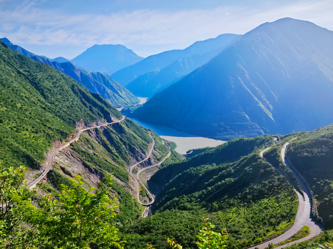 [Eighteen Bends on the Mountain Road] is a dangerous, winding mountain road located on the Lijiang to Ninglang highway. Its continuous curves instantly immerse people in the world of professional racing, reminiscent of the tracks used by racing legends in