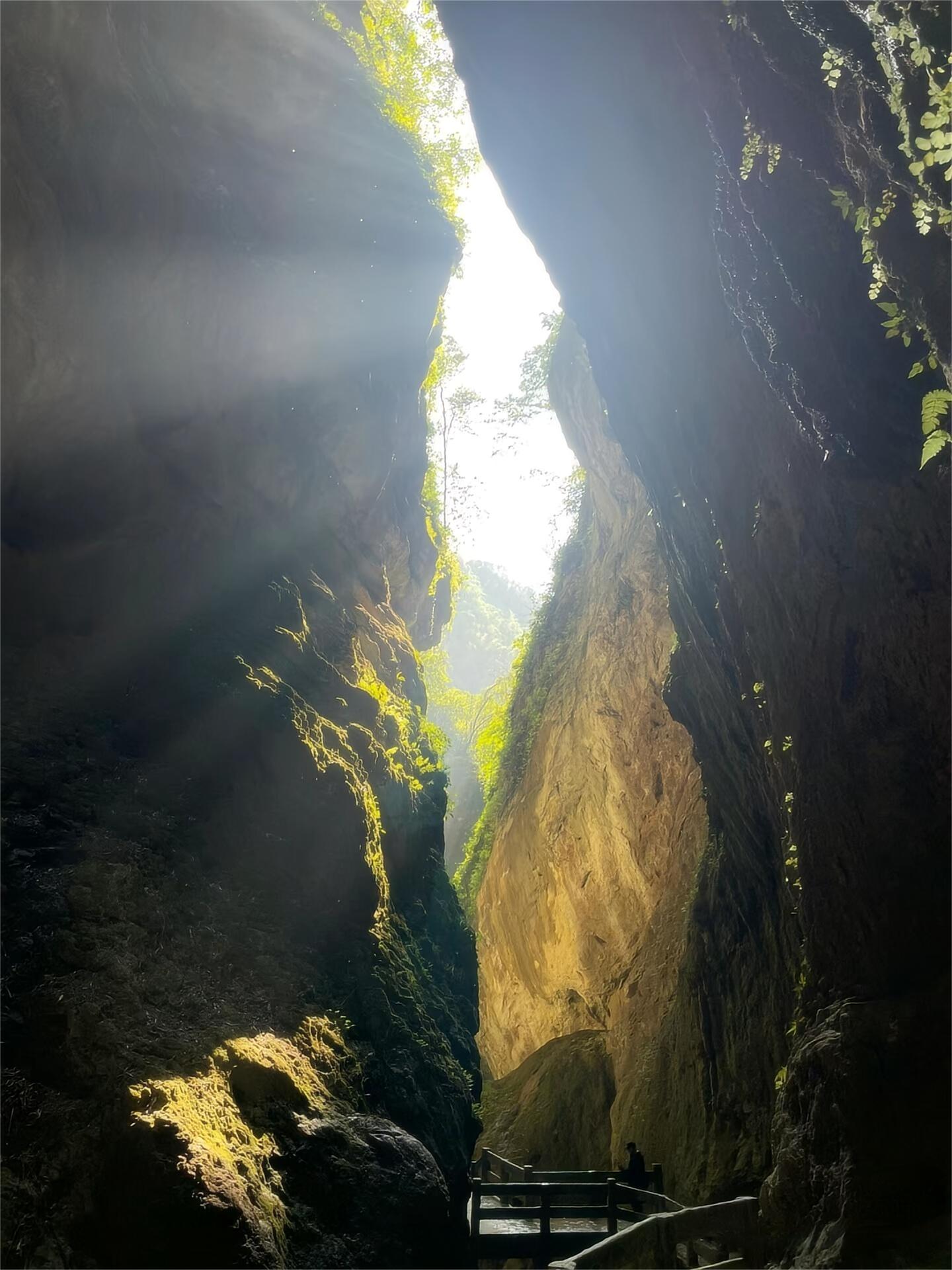 龍水峽地縫是全長4公里的泉水流瀑掛壁險峻幽深,怪石崢嶸,在武隆區仙女山鎮境內。龍水峽地縫設有80米瀑布水簾,奇哉妙哉,地縫中老樹藤蘿盤繞,泉水流瀑掛壁險峻幽深,怪石崢嶸,明澗湍急 龍水峽地縫是全長4公里的泉水流瀑掛壁險峻幽深,怪石崢嶸,在武隆區仙女山鎮境內。龍水峽地縫設有80米瀑布水簾,奇哉妙哉,地縫中老樹藤蘿盤繞,泉水流瀑掛壁險峻幽深,怪石崢嶸,明澗湍急