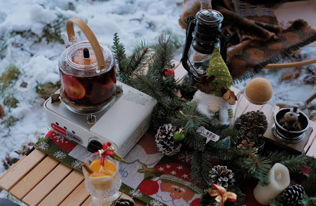 Day 5: After your meal, experience the Northeast spectacle of "splashing water into ice," and enjoy "tea around the stove." This is a tranquil tea-brewing journey: a story, a cup of tea, a wisp of fragrance, a taste of leisure, allowing your heart to drif