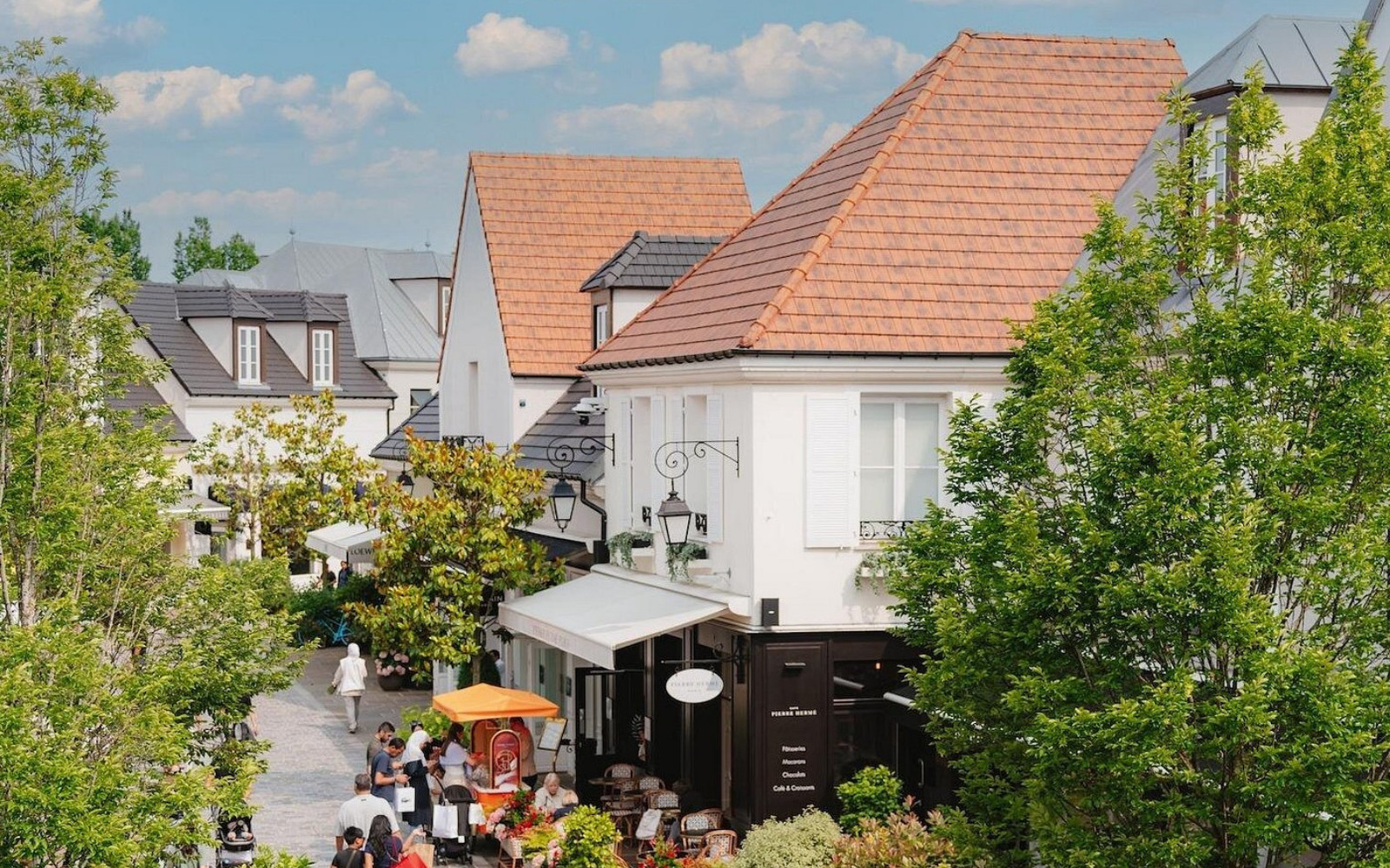 La Vallée Village Outlet Shopping Trip with Luxury Transport