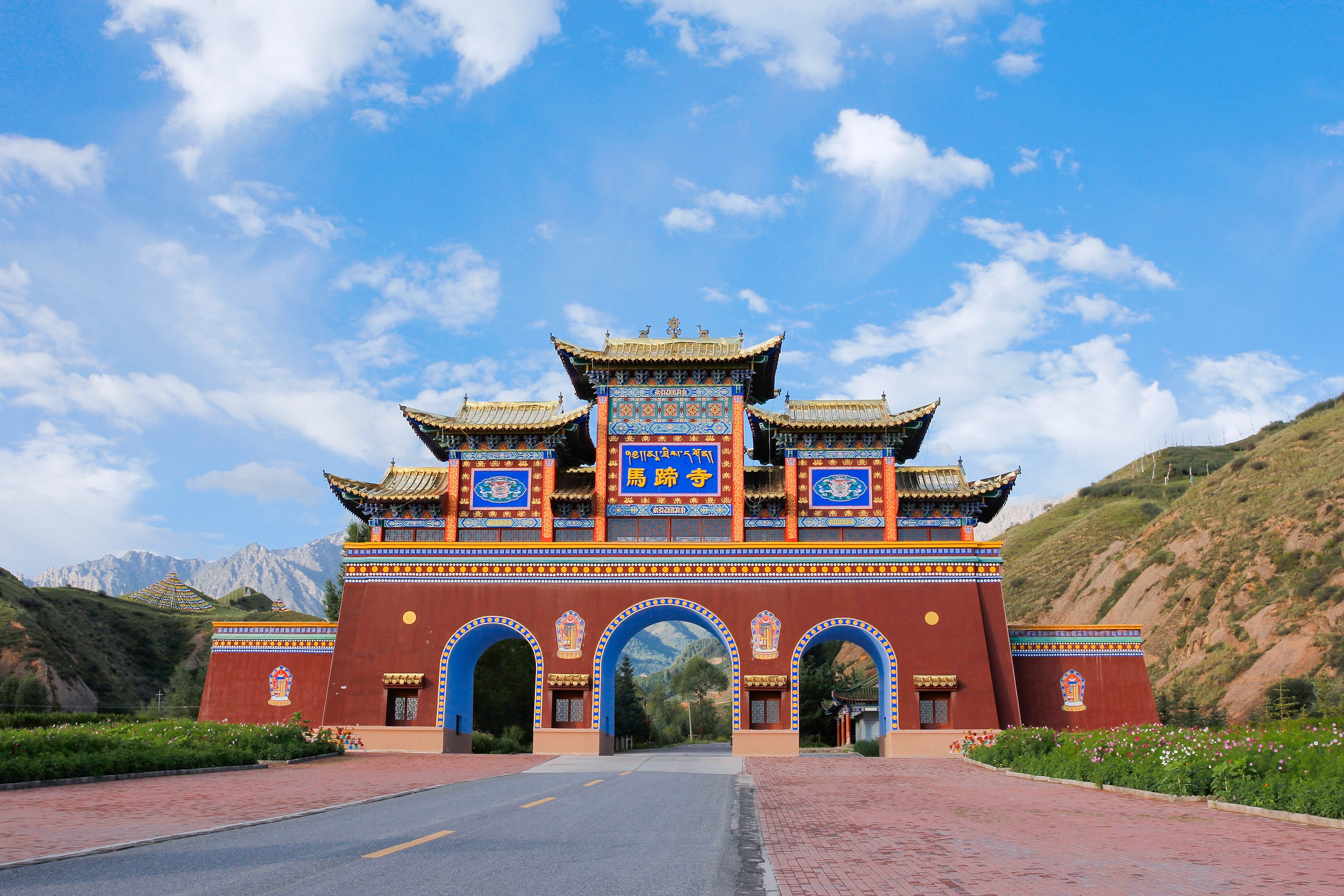 馬蹄寺：三十三天石窟懸於絕壁，千年佛像與建築奇觀，展現天人合一的禪意。