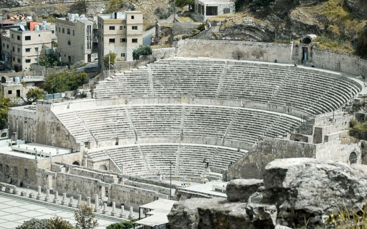 漫步於充滿當地魅力、歷史底蘊與日常風情的熱鬧街道。