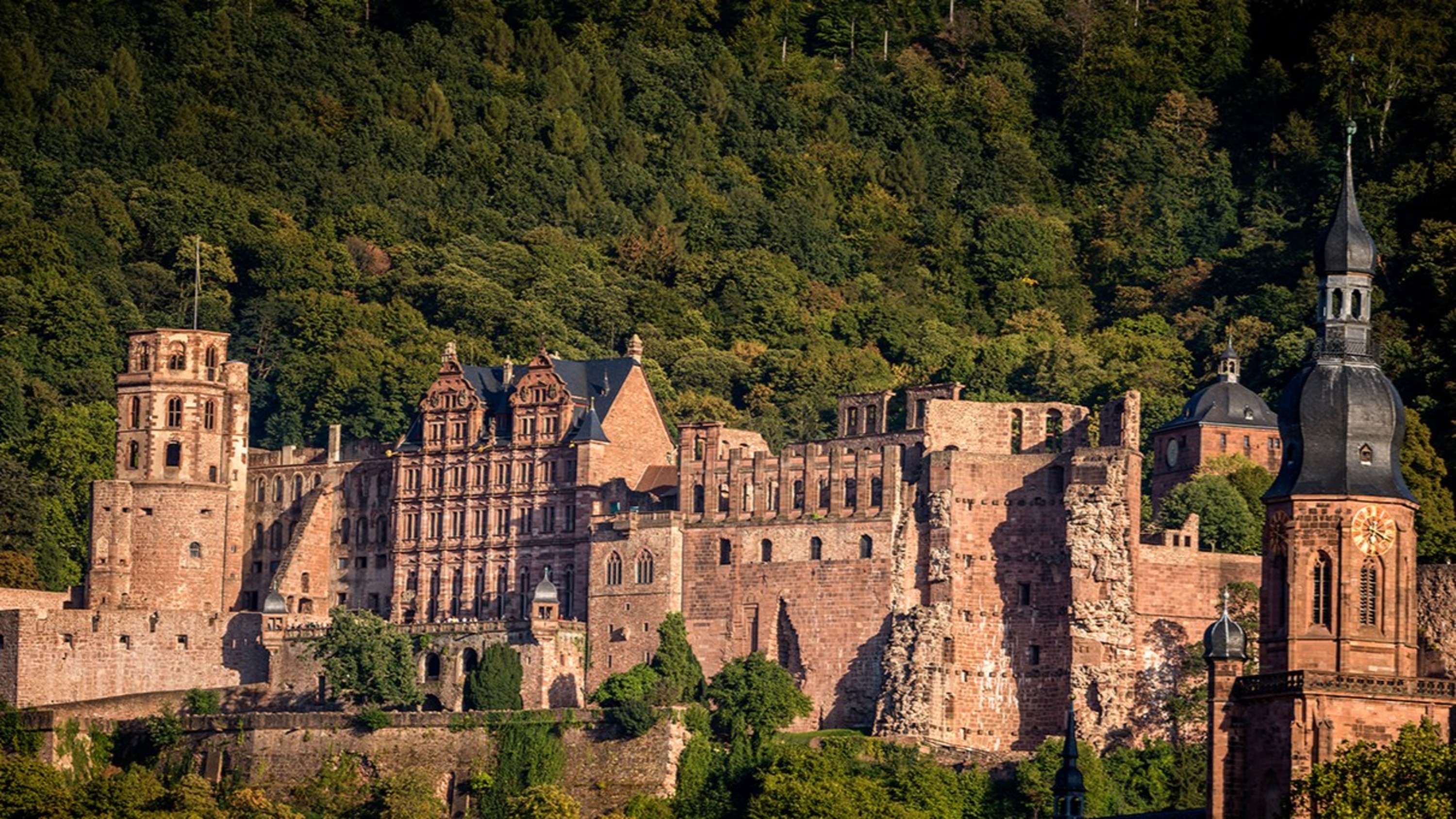 走訪昔日宏偉的海德堡城堡 (Heidelberg Castle) 遺跡，見證德國 (Germany) 的動盪歲月