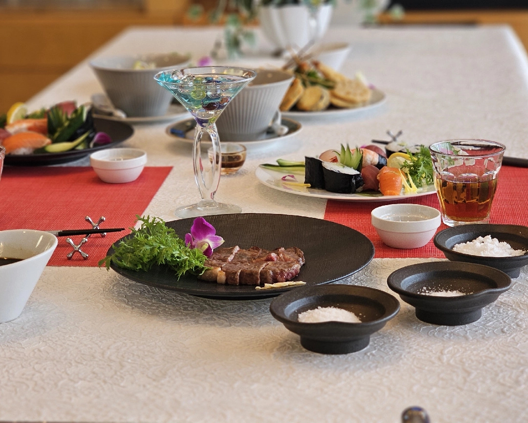 請您坐下來,享用您的手工餐點 請您坐下來,享用您的手工餐點