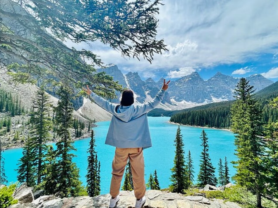Moraine Lake & Lake Louise Tour from Calgary, Canmore, Banff