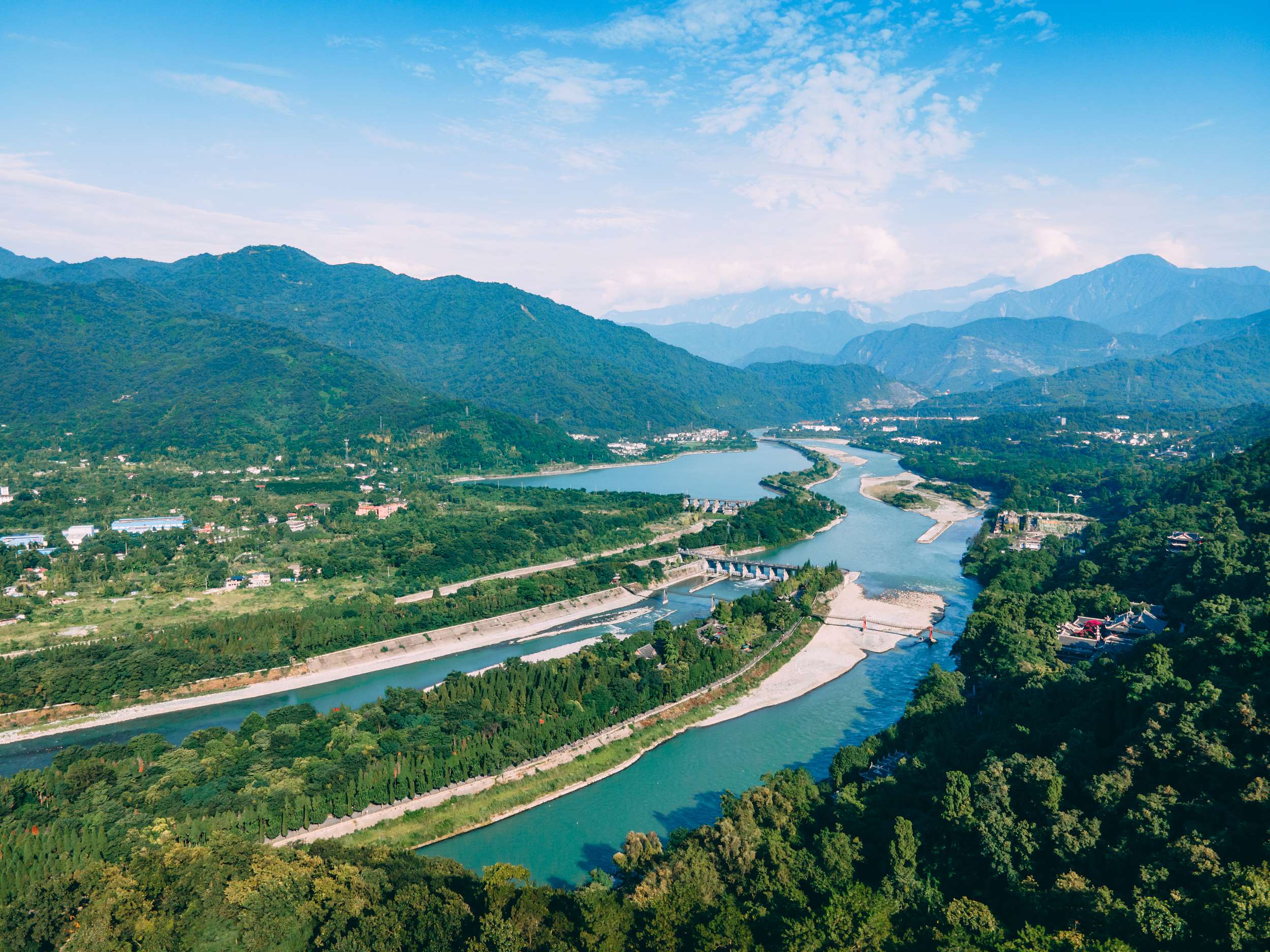 看魚嘴分江的千古奇觀，親臨仍在運作的水利活化石。