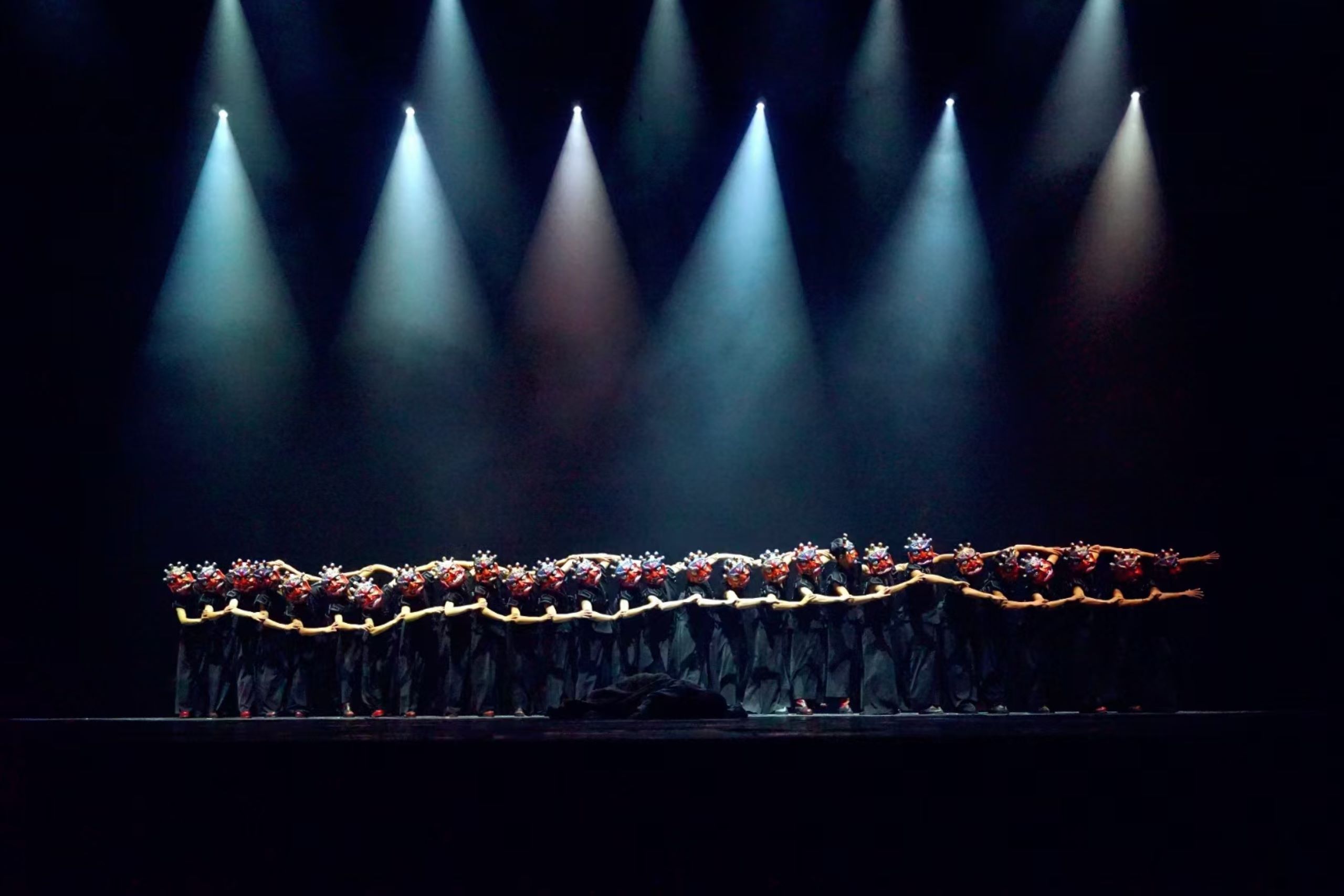 藏族舞蹈的多樣性在這部劇中得到了充分展示，踢踏舞、長袖舞、弦子舞、犛牛舞等，讓人目不暇接