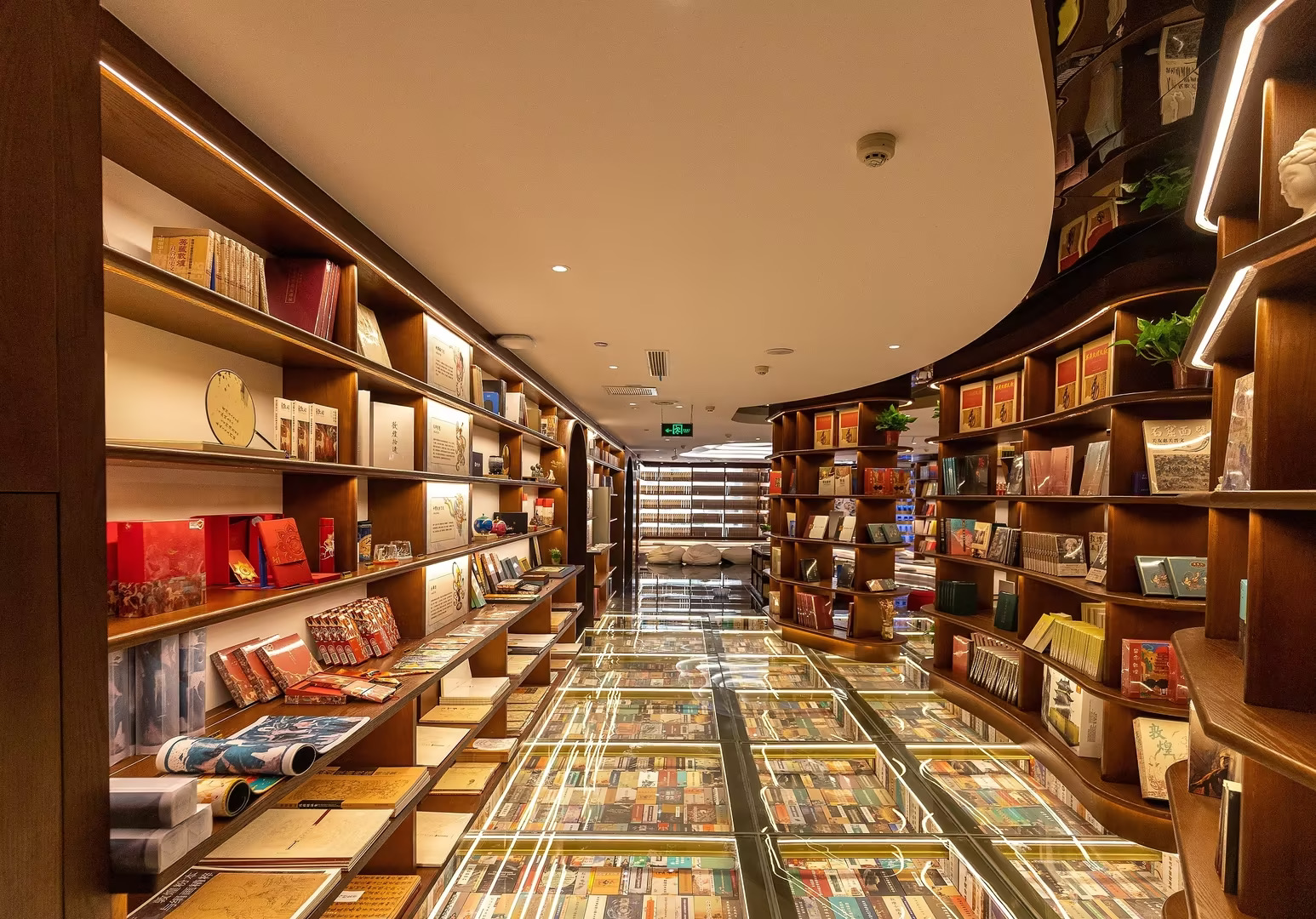 【敦煌書局】敦煌書局位於敦煌黨河風情線敦煌妙街,分上下兩層,近800平方米,其設計理念源自於敦煌莫高窟的千年文化底蘊。推廣敦煌文化的同時,為讀者營造了一個充滿歷史韻味和藝術氛圍的閱讀空間。 【敦煌書局】敦煌書局位於敦煌黨河風情線敦煌妙街,分上下兩層,近800平方米,其設計理念源自於敦煌莫高窟的千年文化底蘊。推廣敦煌文化的同時,為讀者營造了一個充滿歷史韻味和藝術氛圍的閱讀空間。