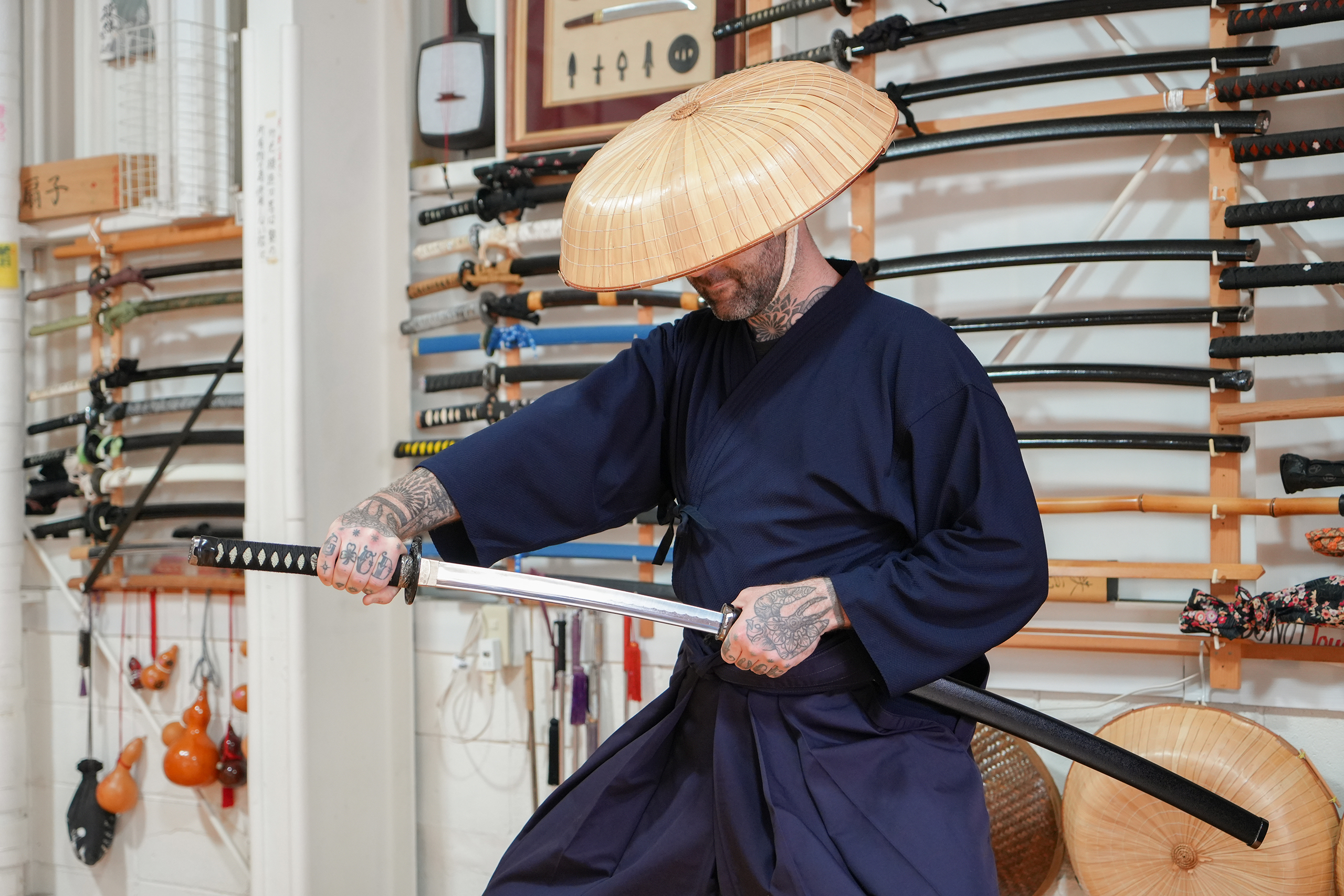 穿戴武士盔甲拍照留念