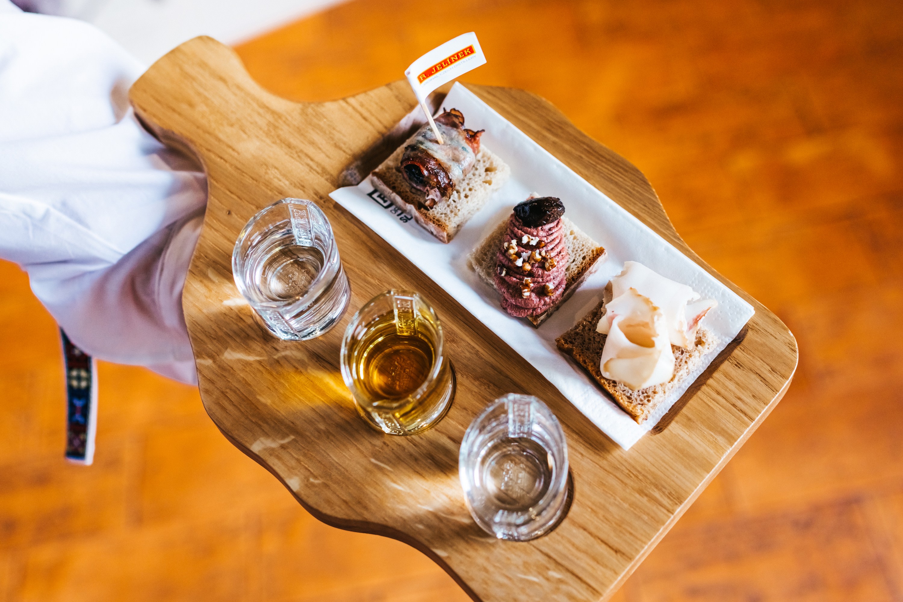 在 Slivovitz 博物館,透過沉浸式品鑑,探索傳統捷克李子白蘭地。 在 Slivovitz 博物館,透過沉浸式品鑑,探索傳統捷克李子白蘭地。