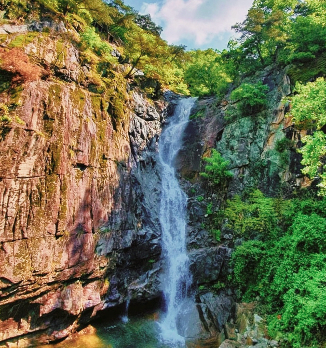 🌊 隨著冰凍的山脈緩緩融化，紺岳山瀑布再次奔流。歡迎來到春天的紺岳山。