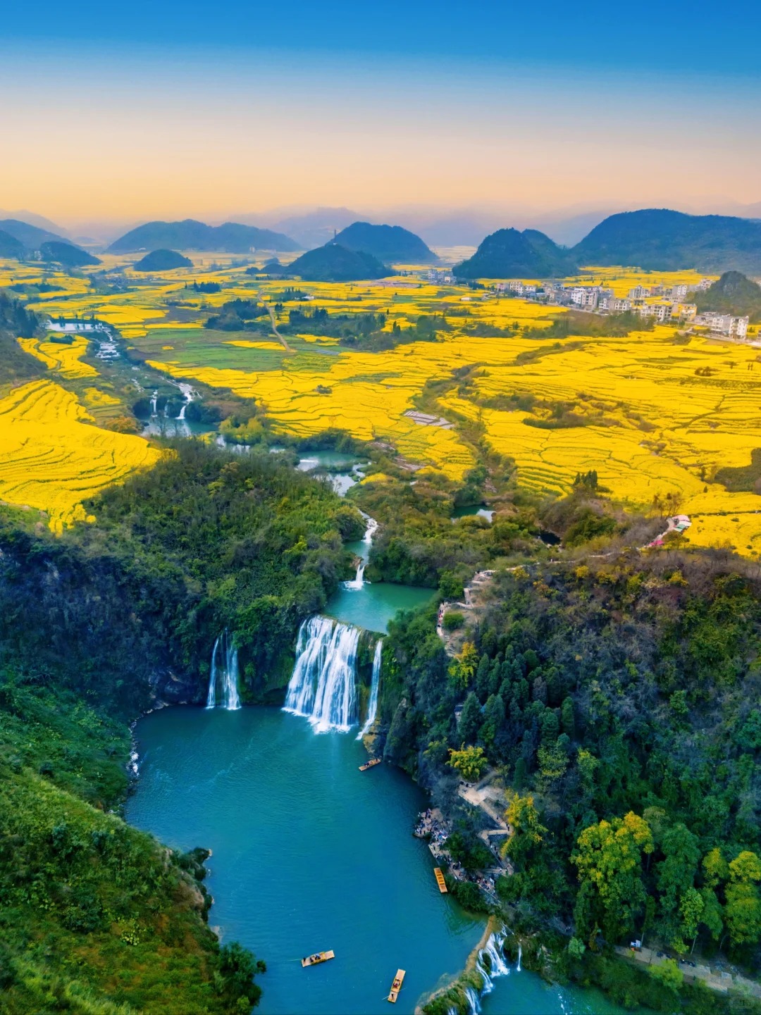 金雞峰叢如一幅磅礴的油畫，壯闊的花浪從天際線奔湧至腳下；而牛街螺螄田則似大地的精密指紋，一圈圈螺紋訴說著千年農耕的智慧。