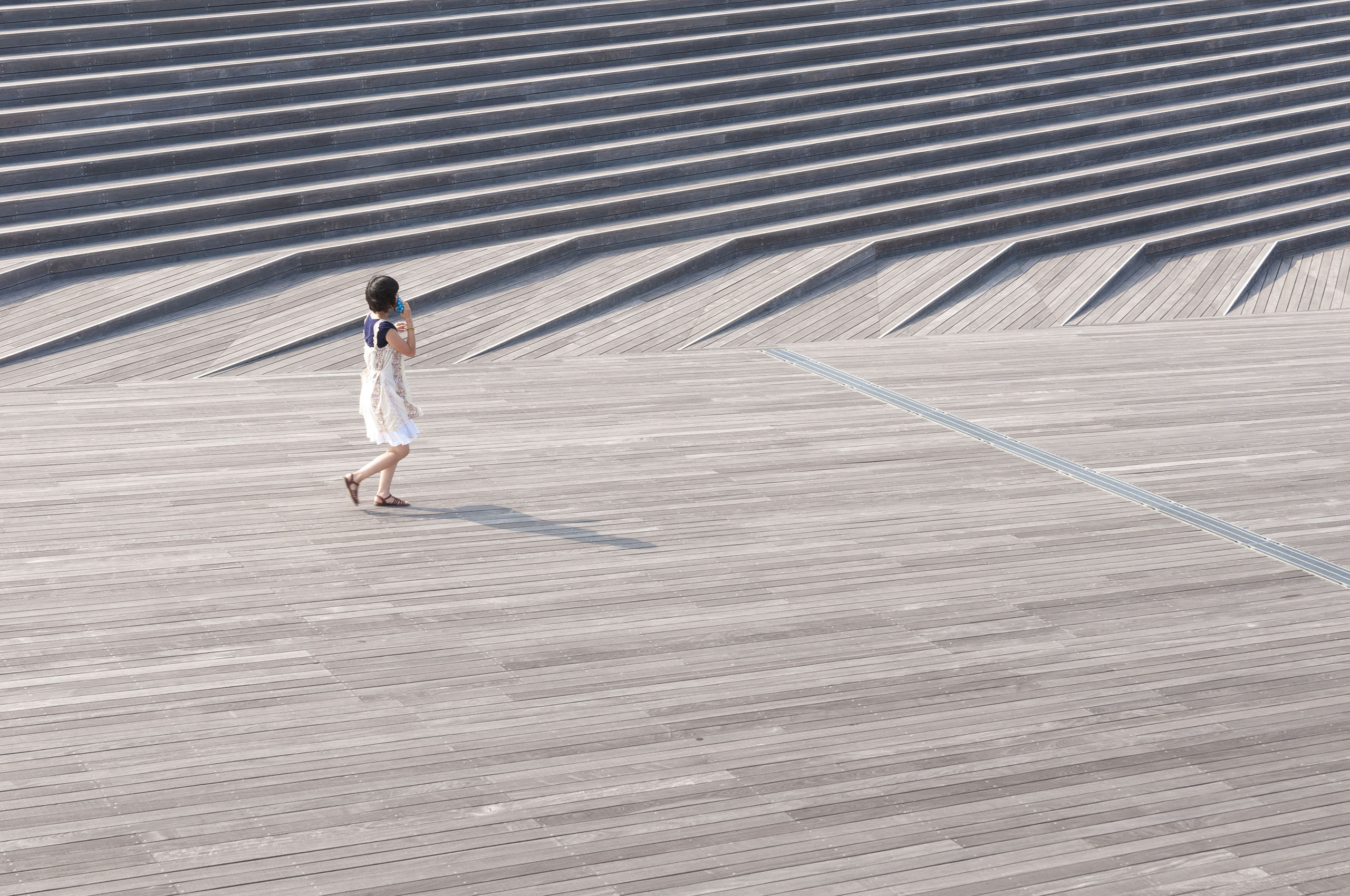 漫步在獨特的弧形甲板上,感受彷彿直接踏浪而行的奇妙體驗。 漫步在獨特的弧形甲板上,感受彷彿直接踏浪而行的奇妙體驗。