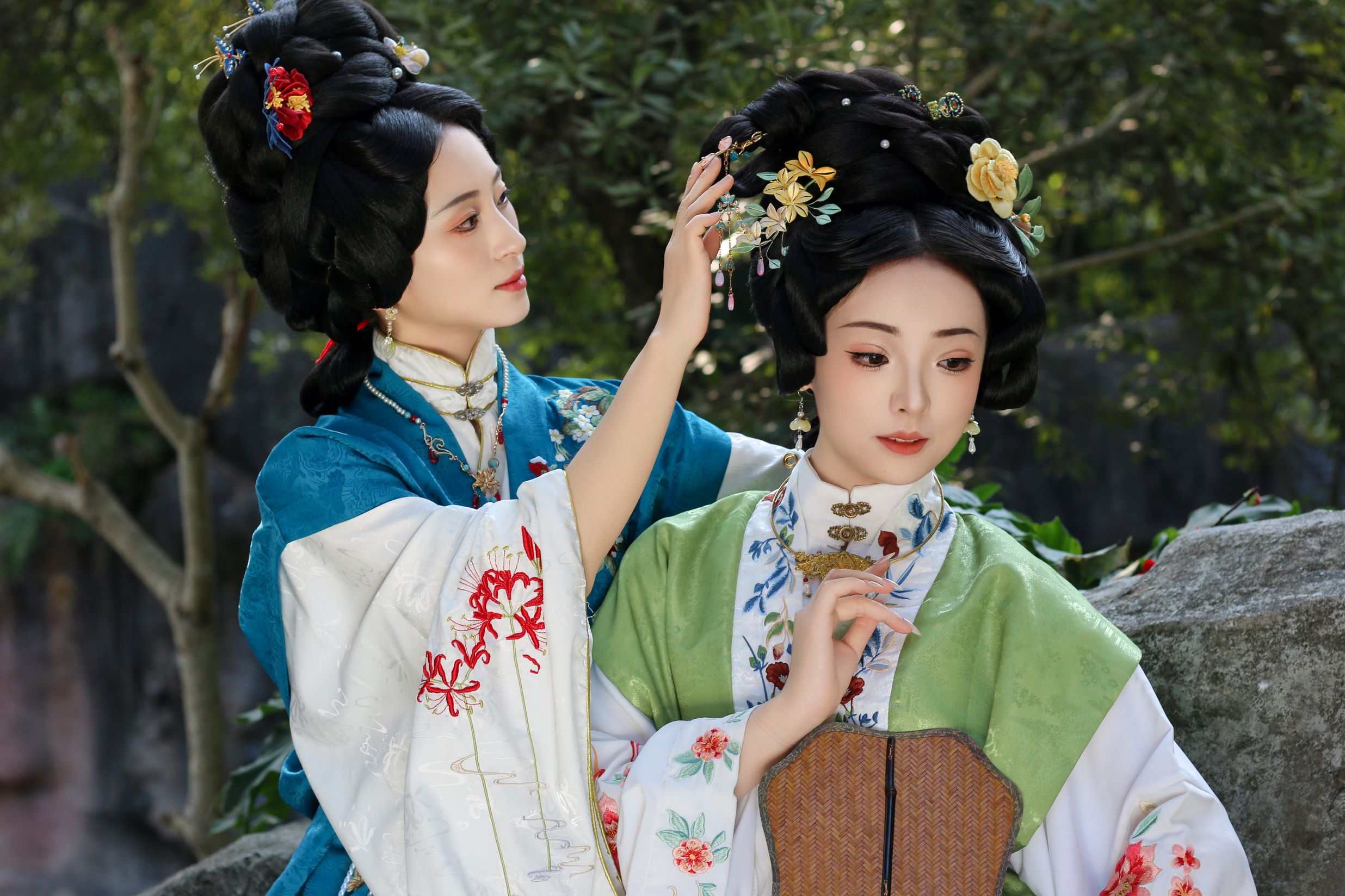 店內設定了多個極具古風的場景，如棋盤軟塌、桃花樹下彈古箏、竹林前練書法等，每一個場景的細節都處理得非常到位，為顧客提供了拍照背景，無需走出店鋪，就能拍出刷爆朋友圈的古風美照