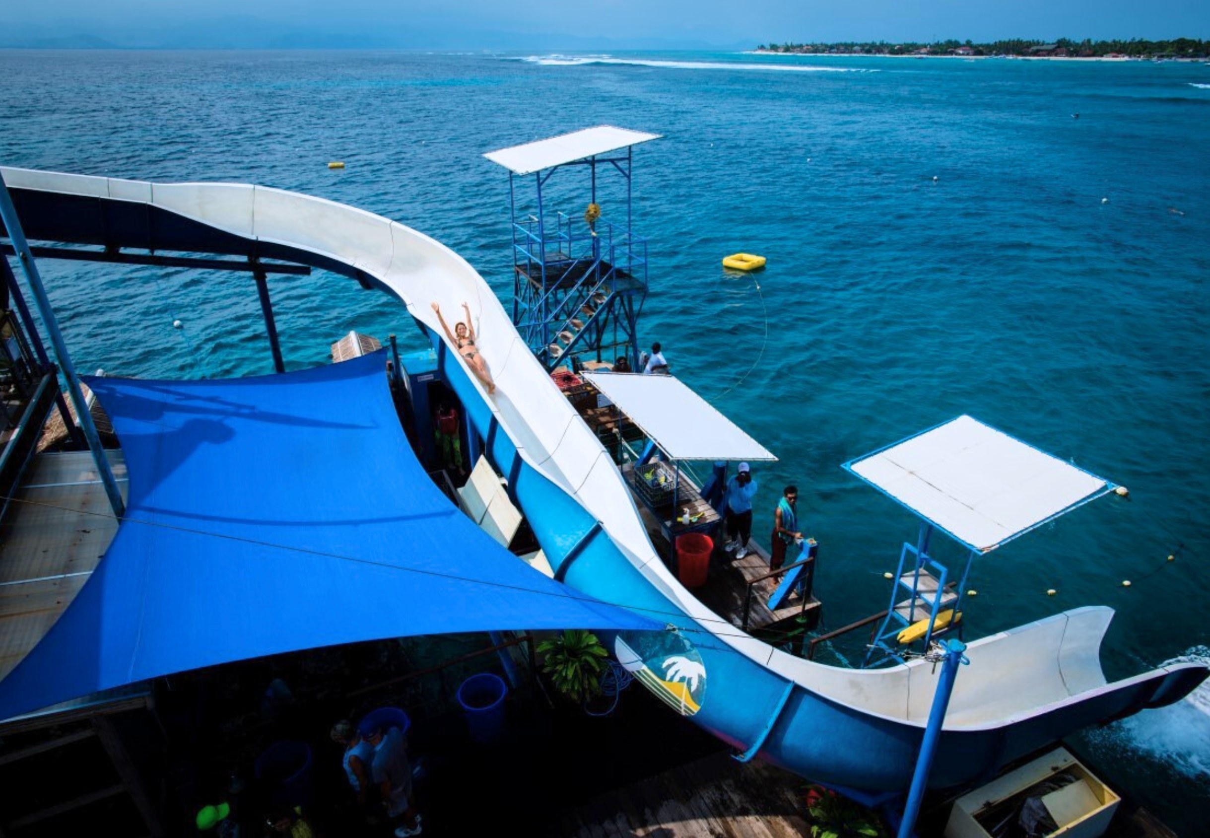 在倫邦岸島的 Bali Hai 浮動平台，體驗刺激的水上溜滑梯活動。