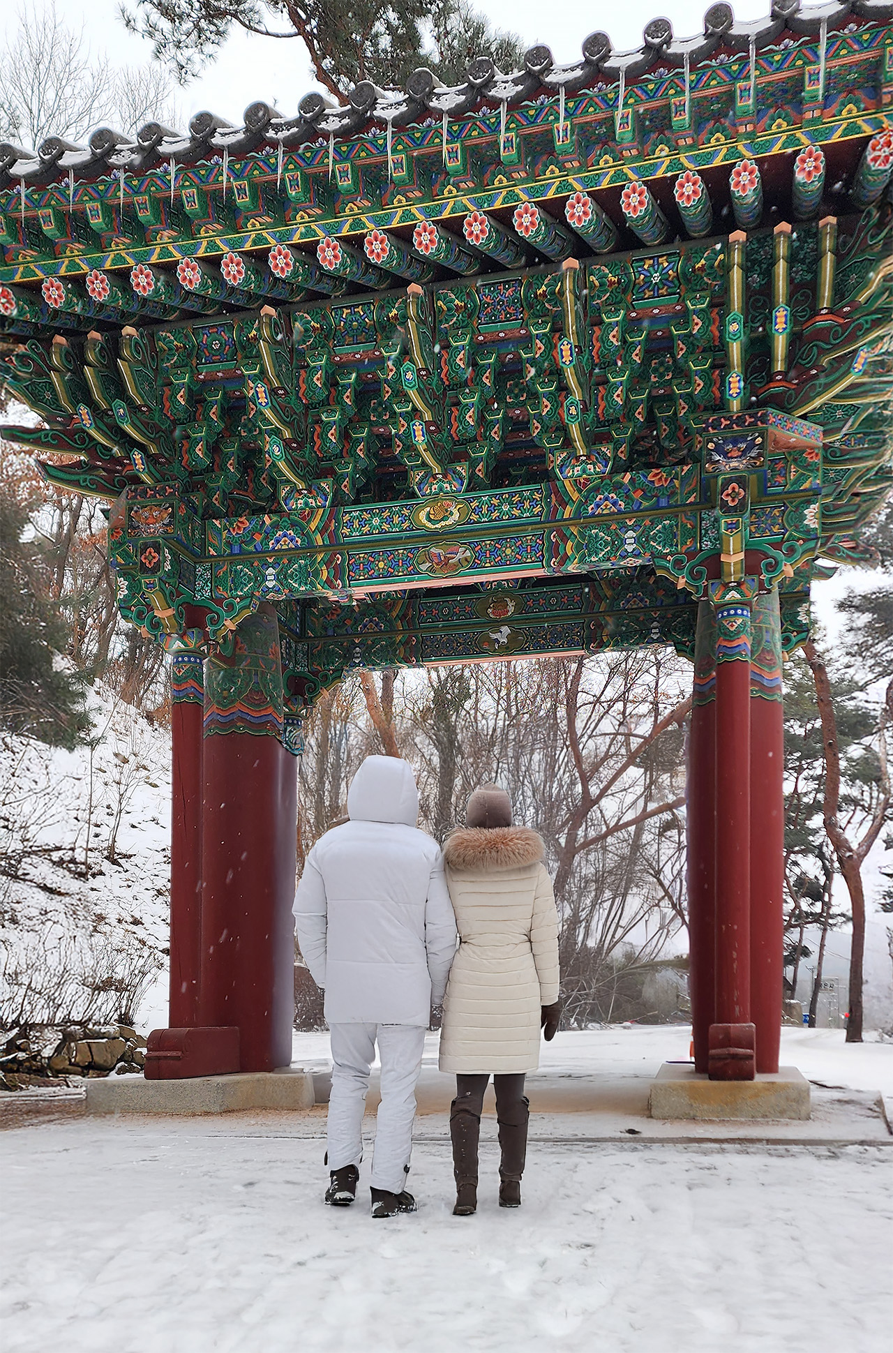 傳統韓國佛教建築與寧靜冬日景色的獨特融合，營造出美麗祥和的氛圍。