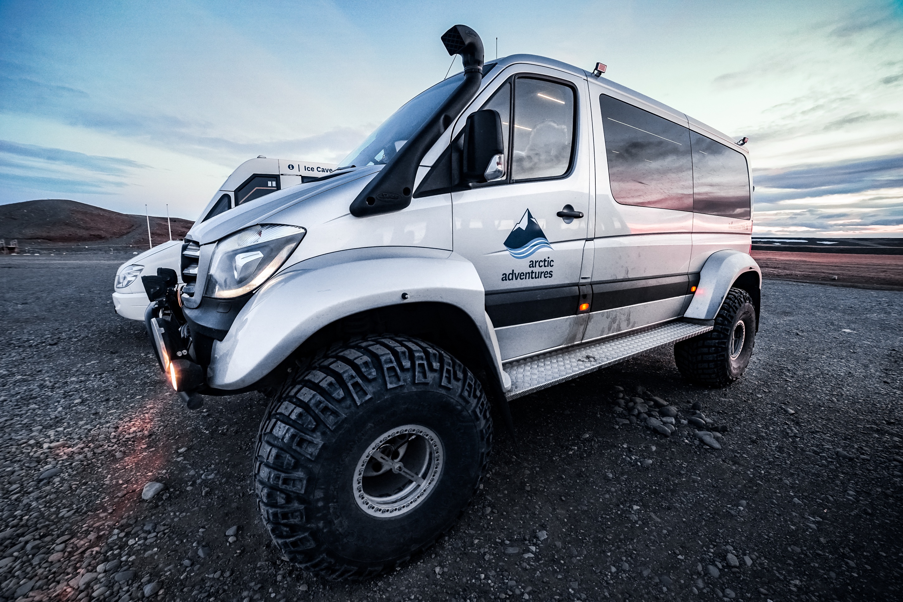 搭乘特別改裝的超級吉普車，展開 30 分鐘的冰川邊緣之旅。