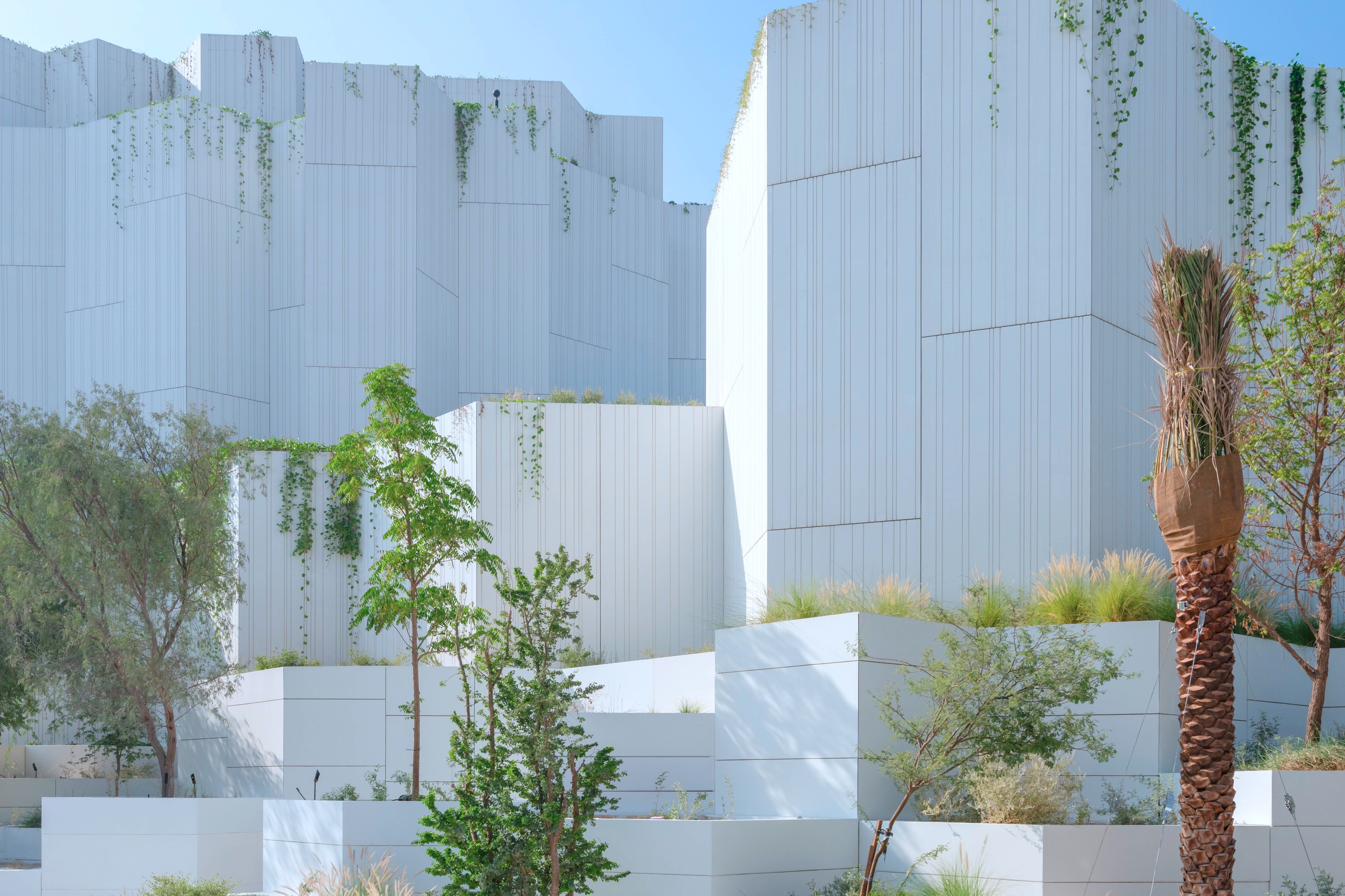 博物館由 Mecanoo 設計的雕塑形式沐浴在自然光中,映照出阿布達比連結世界與生命故事的宏大願景。 博物館由 Mecanoo 設計的雕塑形式沐浴在自然光中,映照出阿布達比連結世界與生命故事的宏大願景。