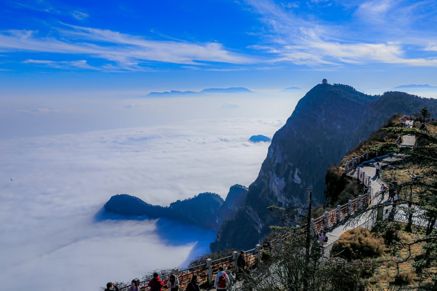 在峨眉山捨身崖最佳觀賞地看雲海等奇觀。