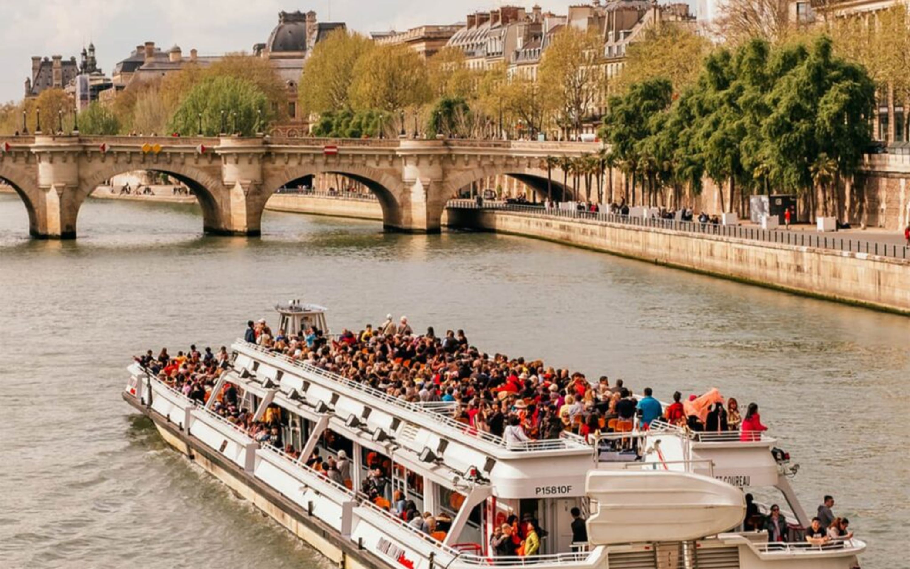 Sightseeing adventure on a Bateaux cruise