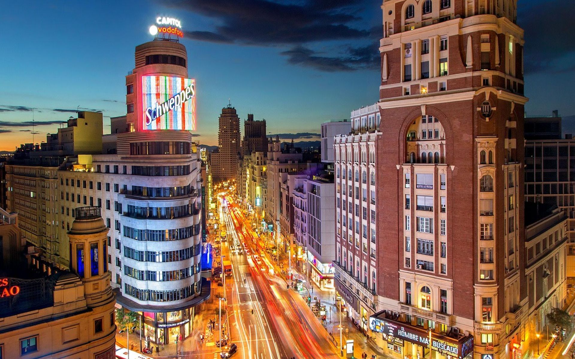 體驗充滿活力的大道 Gran Via，馬德里最繁華的街道，處處閃耀著燈光與能量。