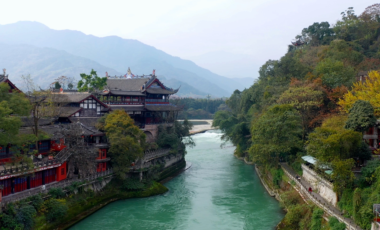 距今已有2800多年的歷史的都江堰水利工程,是當今世界年代久遠、唯一留存、以無壩引水為特徵的宏大水利工程,2000年入選《世界遺產名錄》。
景區開閉園時間:08:00-17:30(4月1日—10月31日); 08:30-17:00(11月1日—次年3月31日)
遊覽時長:2–3 小時
景區為步行遊覽(部分路段有付費電瓶車提供接駁),建議穿舒適鞋履。 距今已有2800多年的歷史的都江堰水利工程,是當今世界年代久遠、唯一留存、以無壩引水為特徵的宏大水利工程,2000年入選《世界遺產名錄》。
景區開閉園時間:08:00-17:30(4月1日—10月31日); 08:30-17:00(11月1日—次年3月31日)
遊覽時長:2–3 小時
景區為步行遊覽(部分路段有付費電瓶車提供接駁),建議穿舒適鞋履。