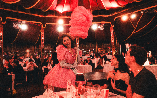 舞台充滿活力四射的色彩、現場音樂和令人難忘的能量 舞台充滿活力四射的色彩、現場音樂和令人難忘的能量