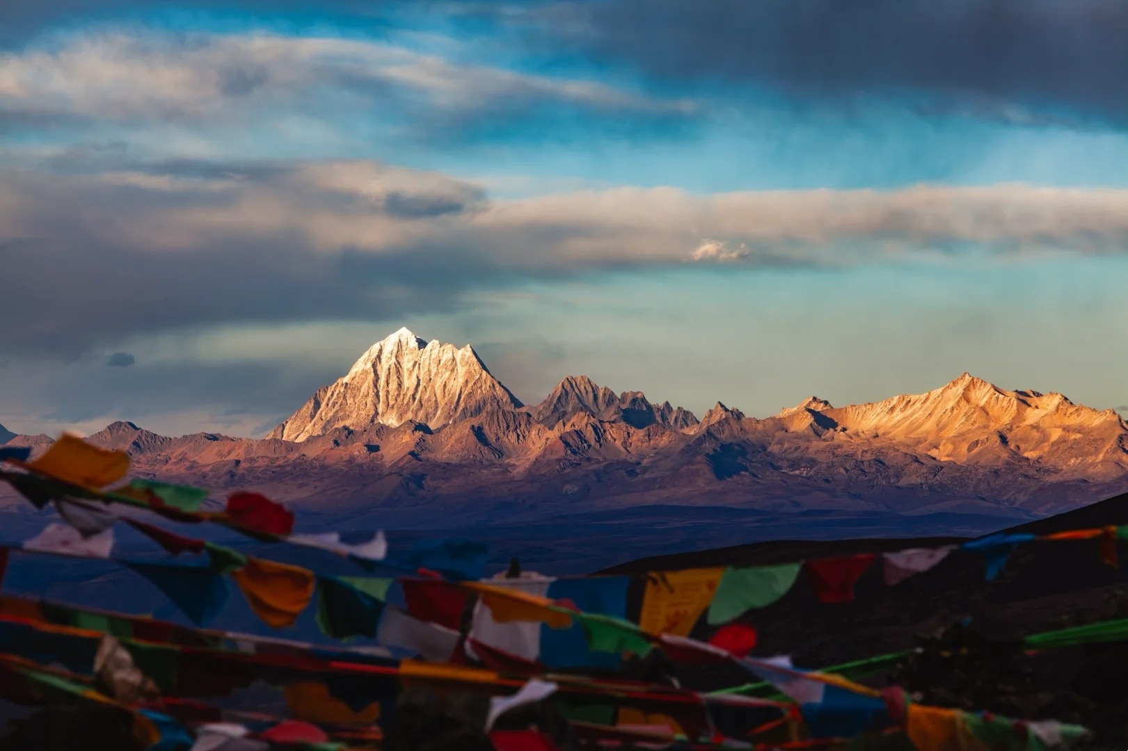 雅拉雪山被稱為 “中國地質百慕達群島”，整個景區奇山異石，是 318 國道上的異域世界以其獨特的風姿吸引著眾人的目光